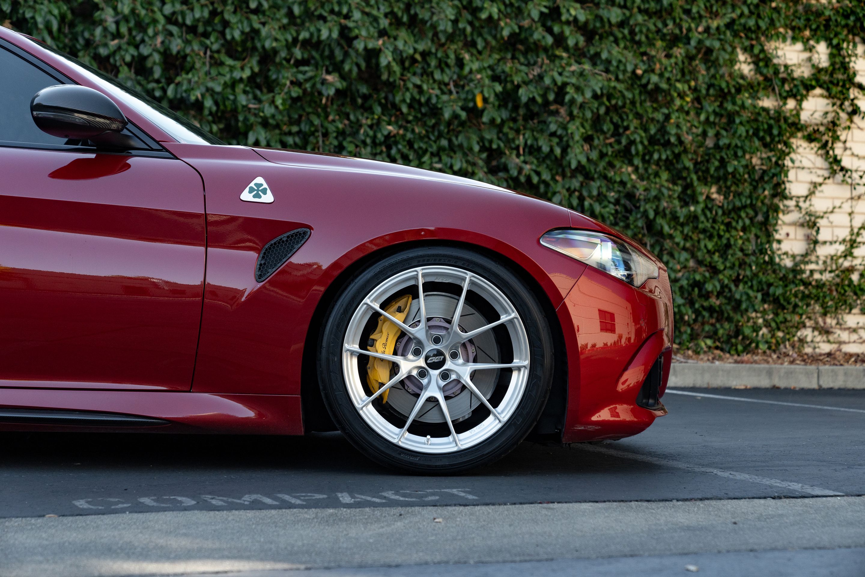 Red Alfa Romeo Giulia Quadrifoglio with 19" VS-5RS Apex wheels in Brushed Clear