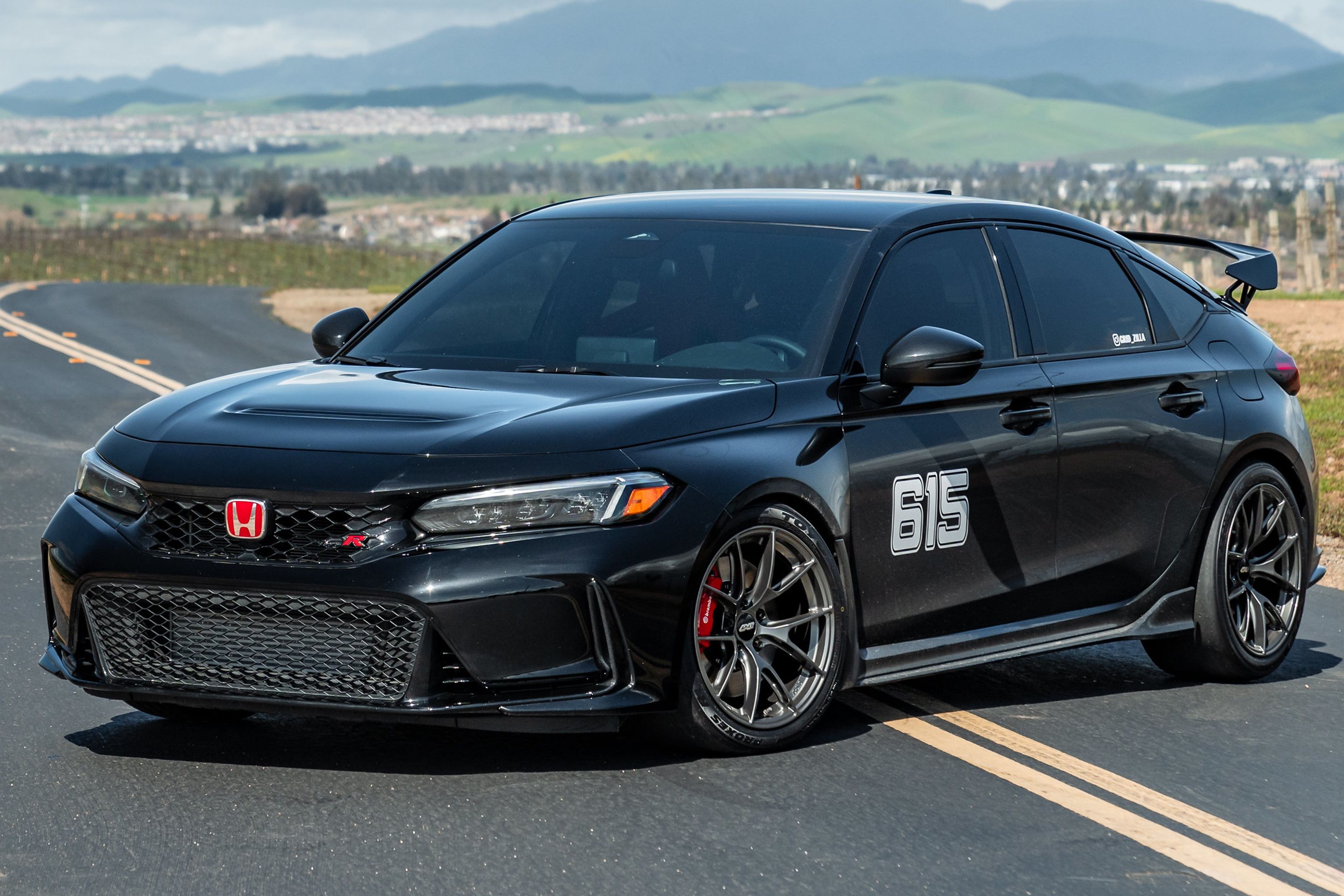 Black Honda FL5 Civic Type-R with 18" VS-5RS Apex wheels in Anthracite