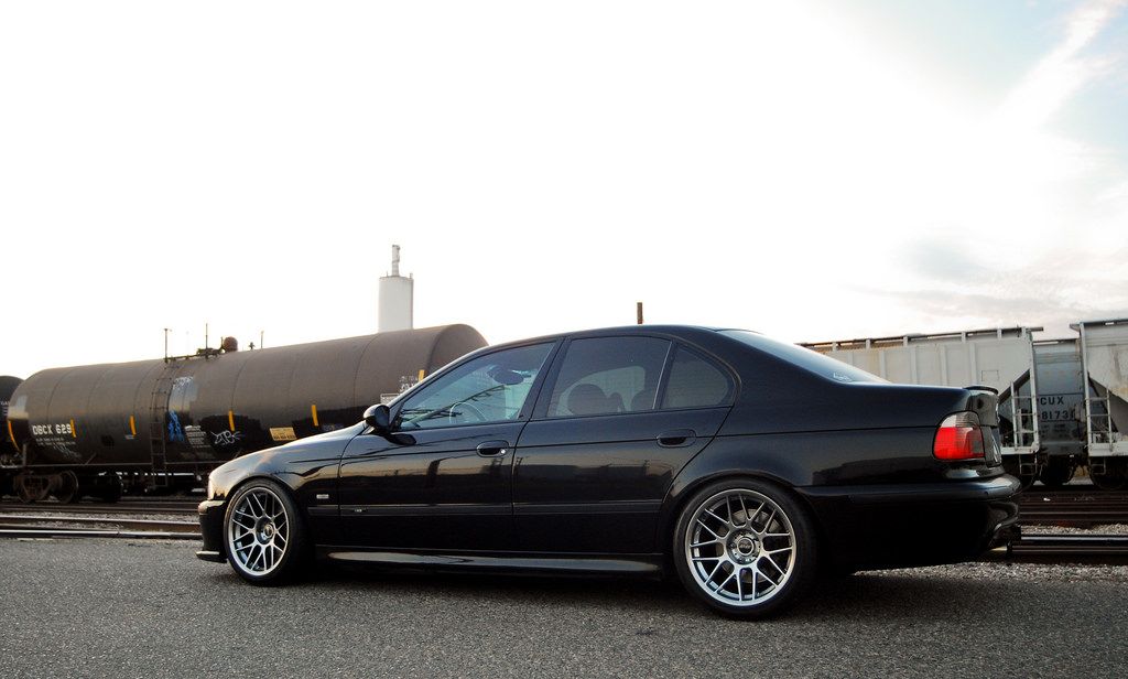 Black BMW E39 M5 with 18" ARC-8 Apex wheels in Anthracite