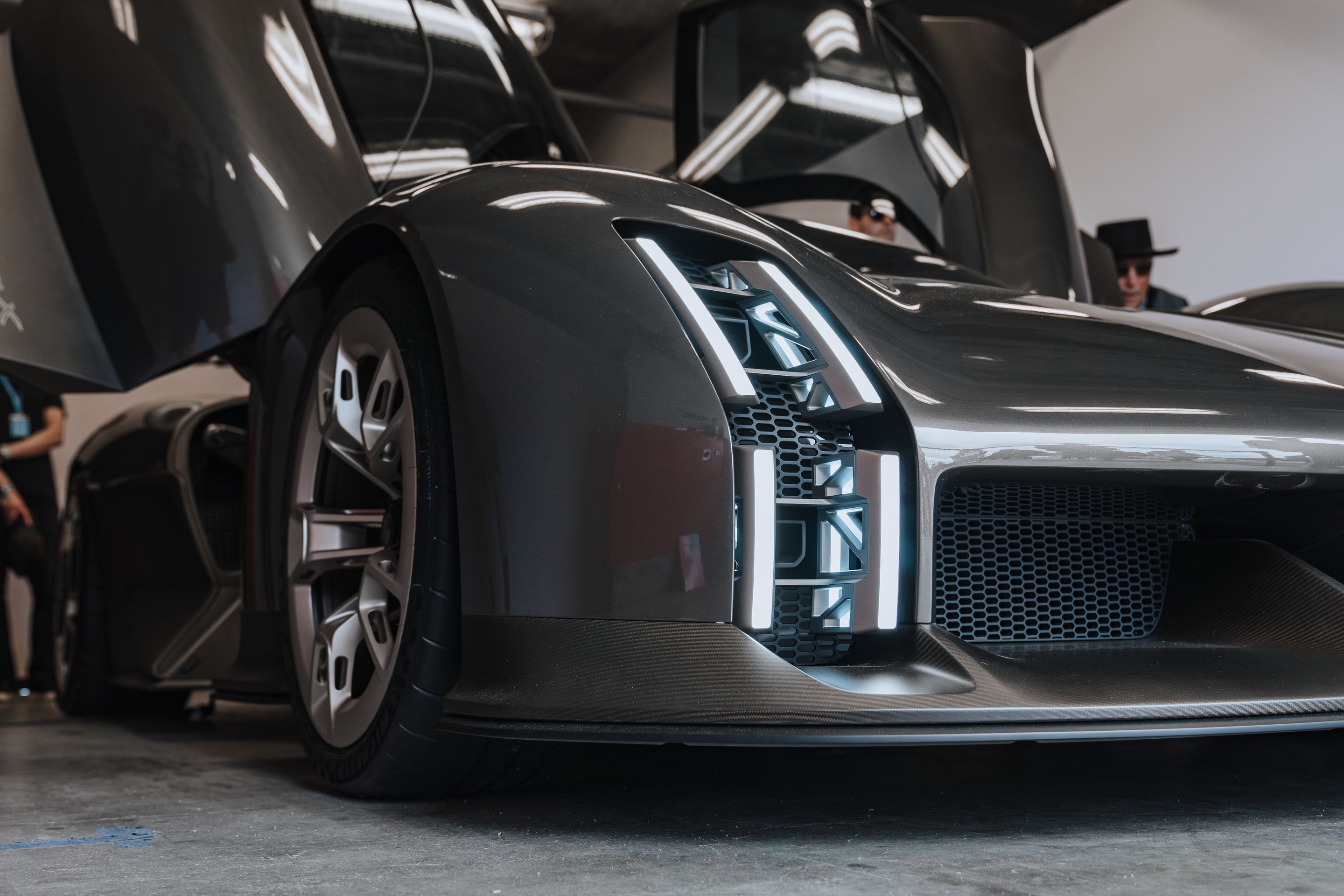 White Porsche 911 996 GT2 with 18" EC-7RS Apex wheels in Anthracite