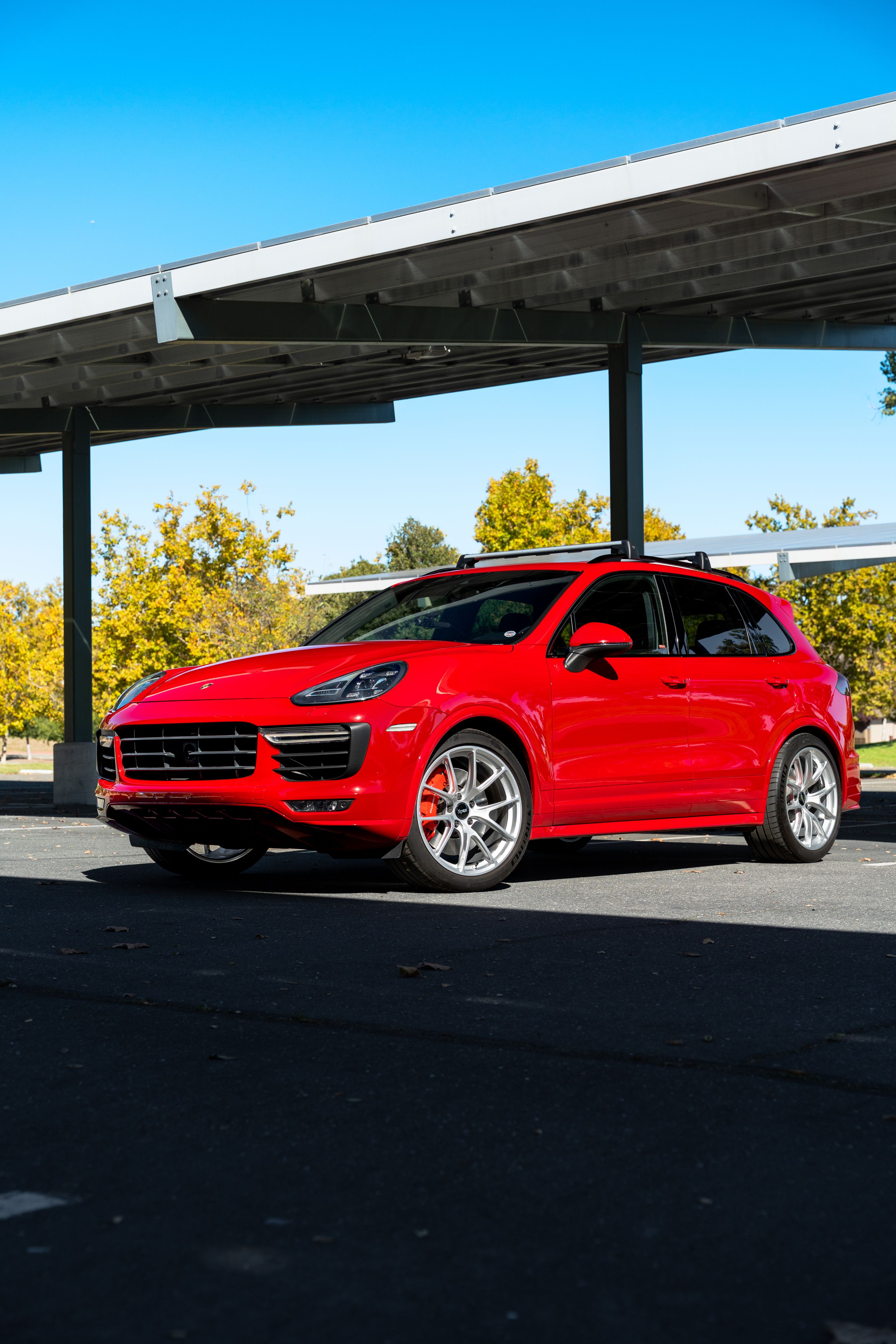 Red Porsche 958 Cayenne with 21" VS-5RX Apex wheels in Race Silver