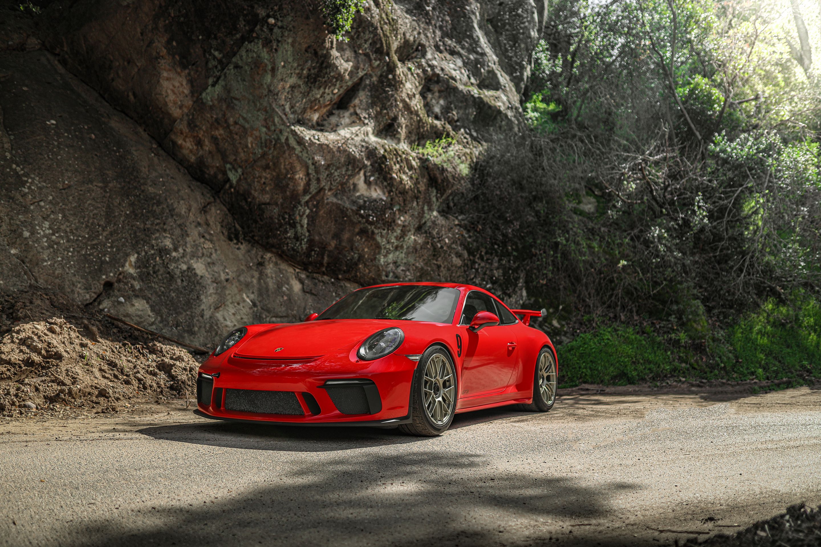 Red Porsche 911 991.2 GT3 with 19" EC-7RS Apex wheels in Motorsport Gold