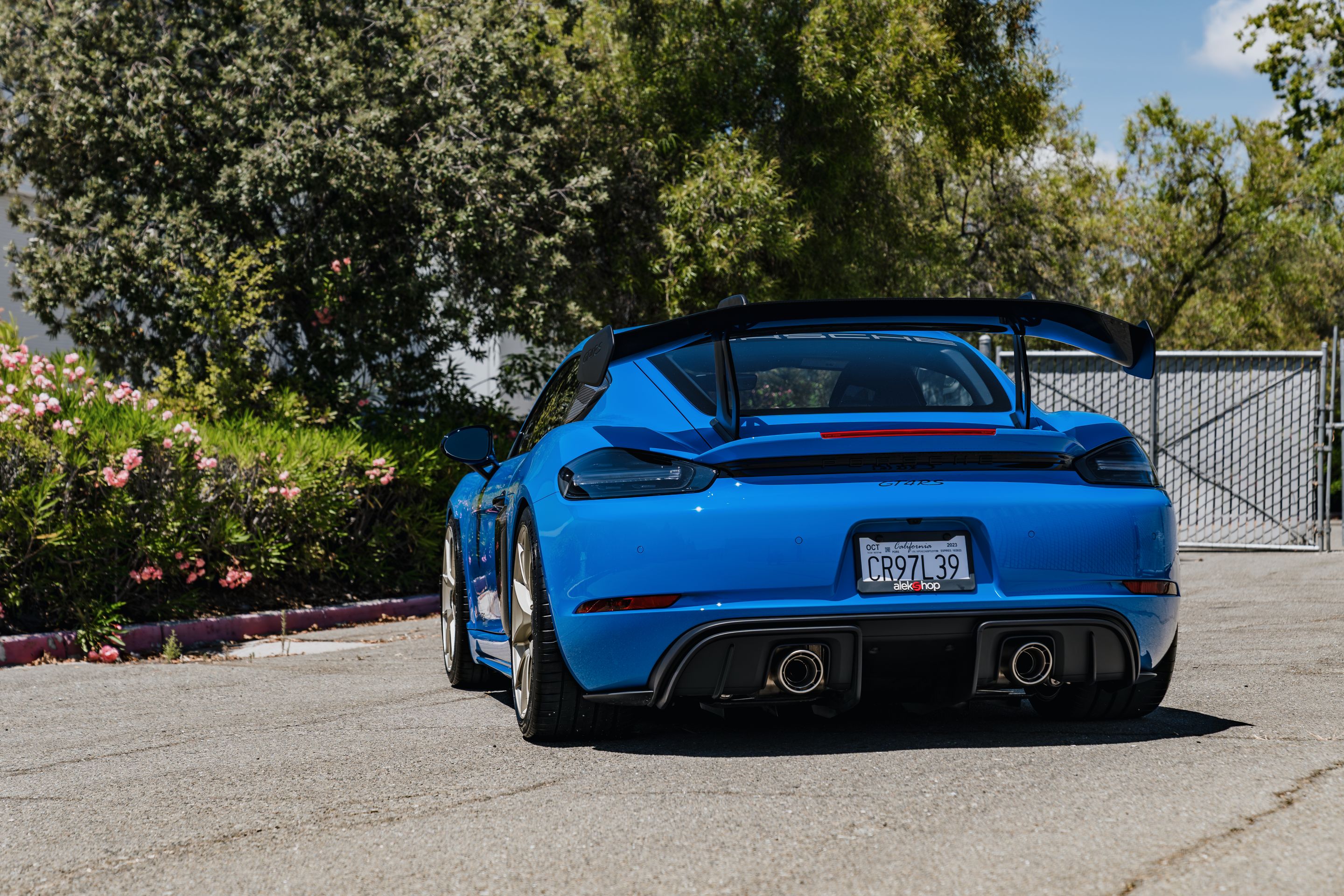 Blue Porsche 718 Cayman GT4 RS with 20" VS-5RS Apex wheels in Motorsport Gold