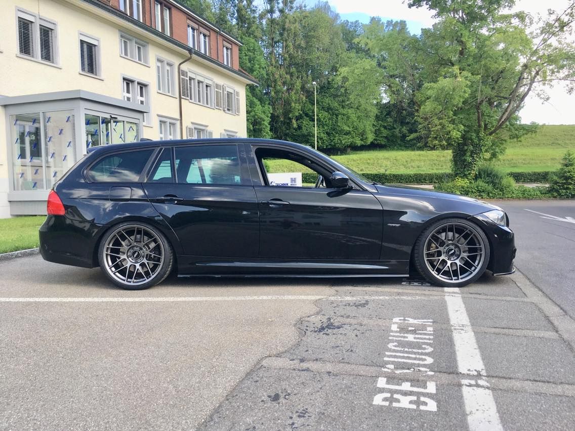 Black BMW E91 LCI Wagon 3 Series with 19" ARC-8 Apex wheels in Anthracite