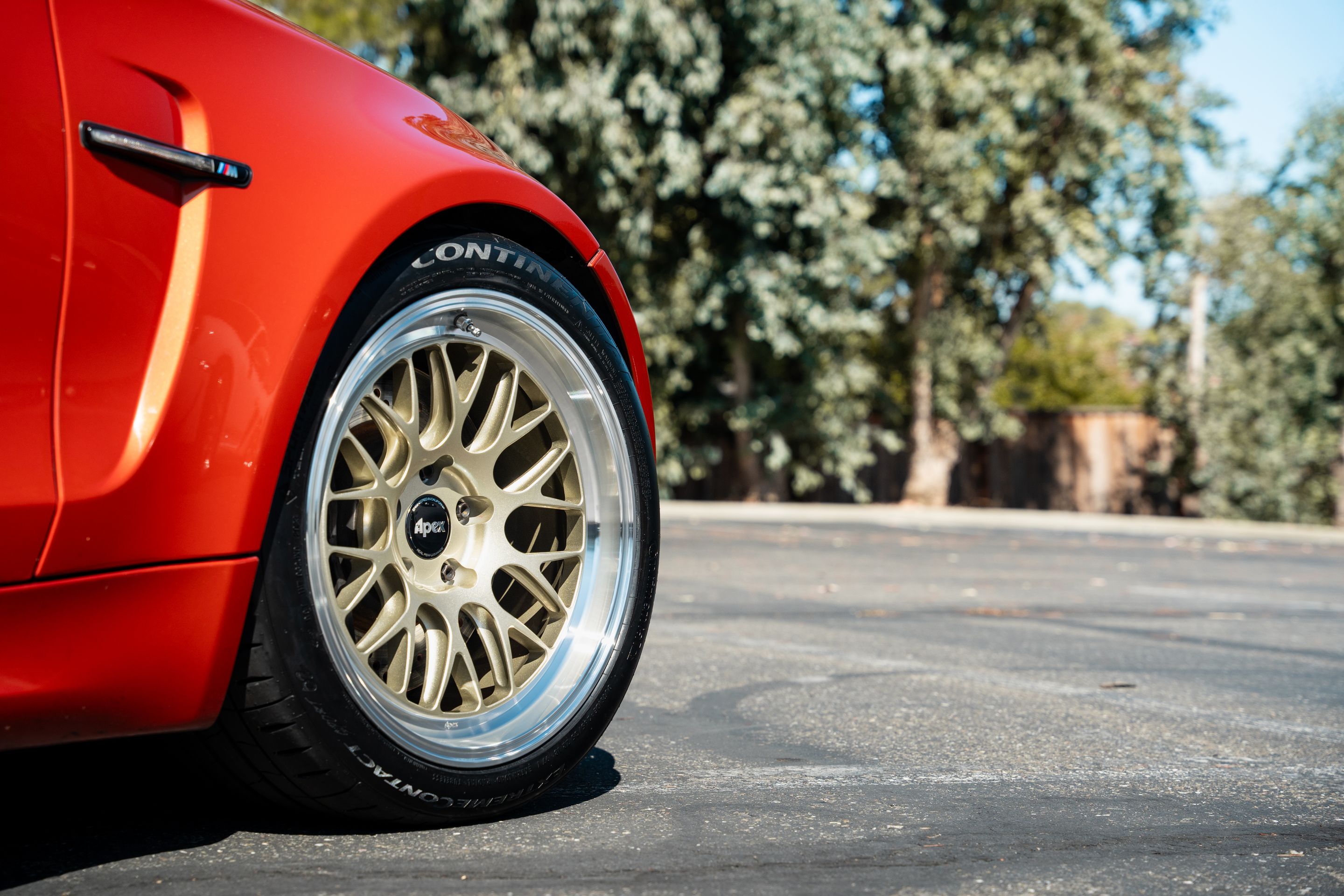 Orange BMW E82 1M with 18" ML-10RT Apex wheels in Machined Lip Gloss Motorsport Gold