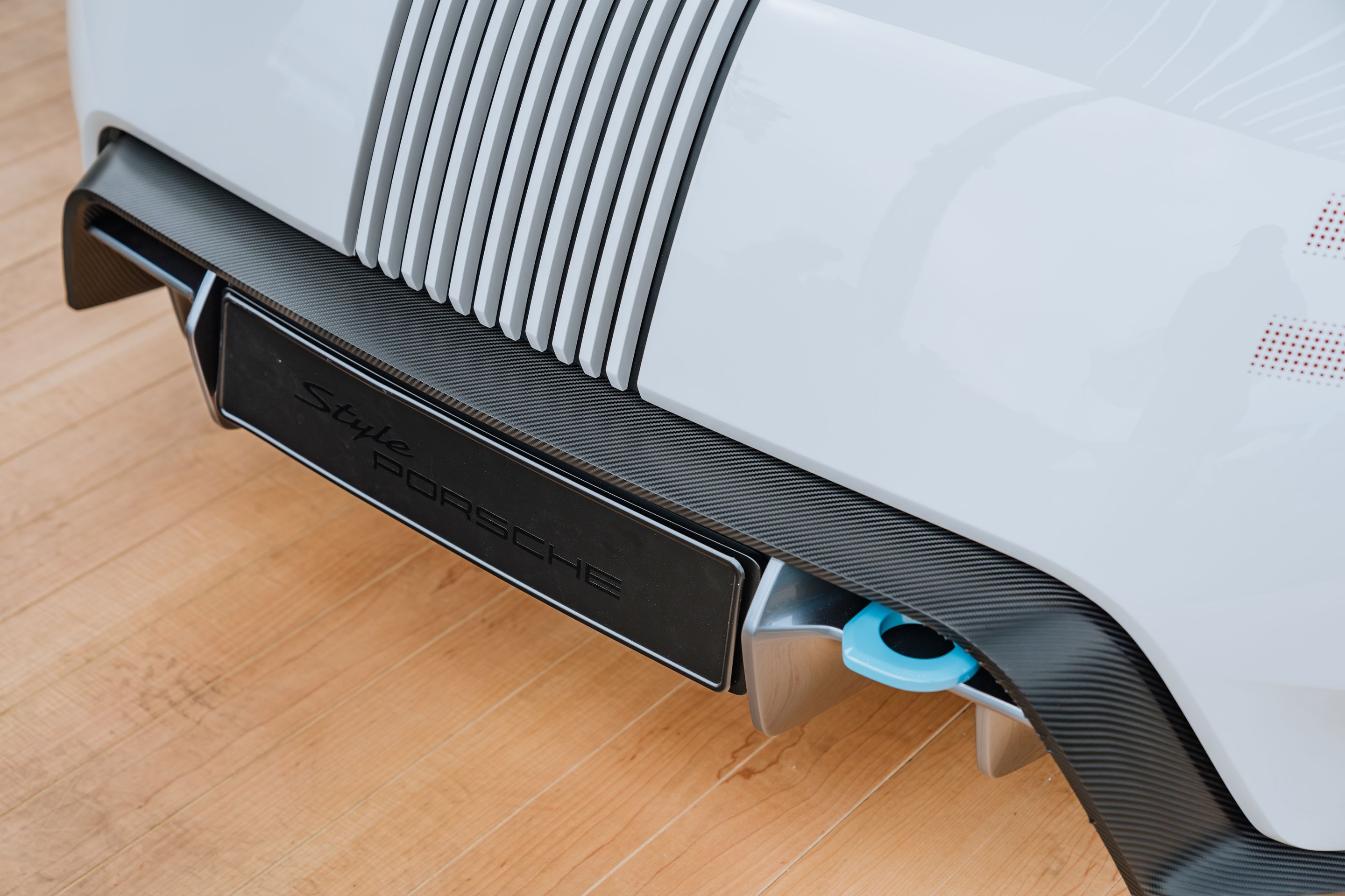 White Porsche 911 996 GT2 with 18" EC-7RS Apex wheels in Anthracite