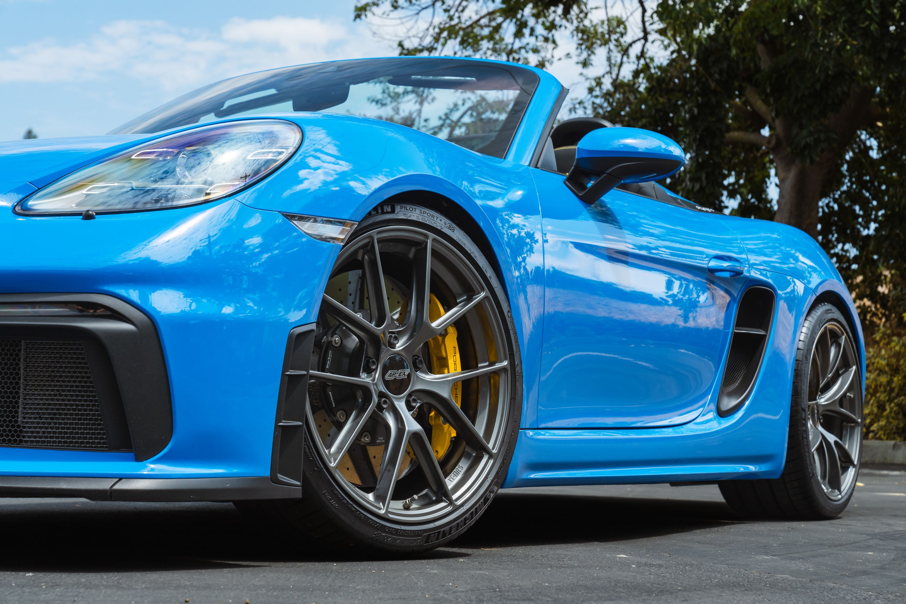 Blue Porsche 718 Spyder with 20" VS-5RS Apex wheels in Anthracite