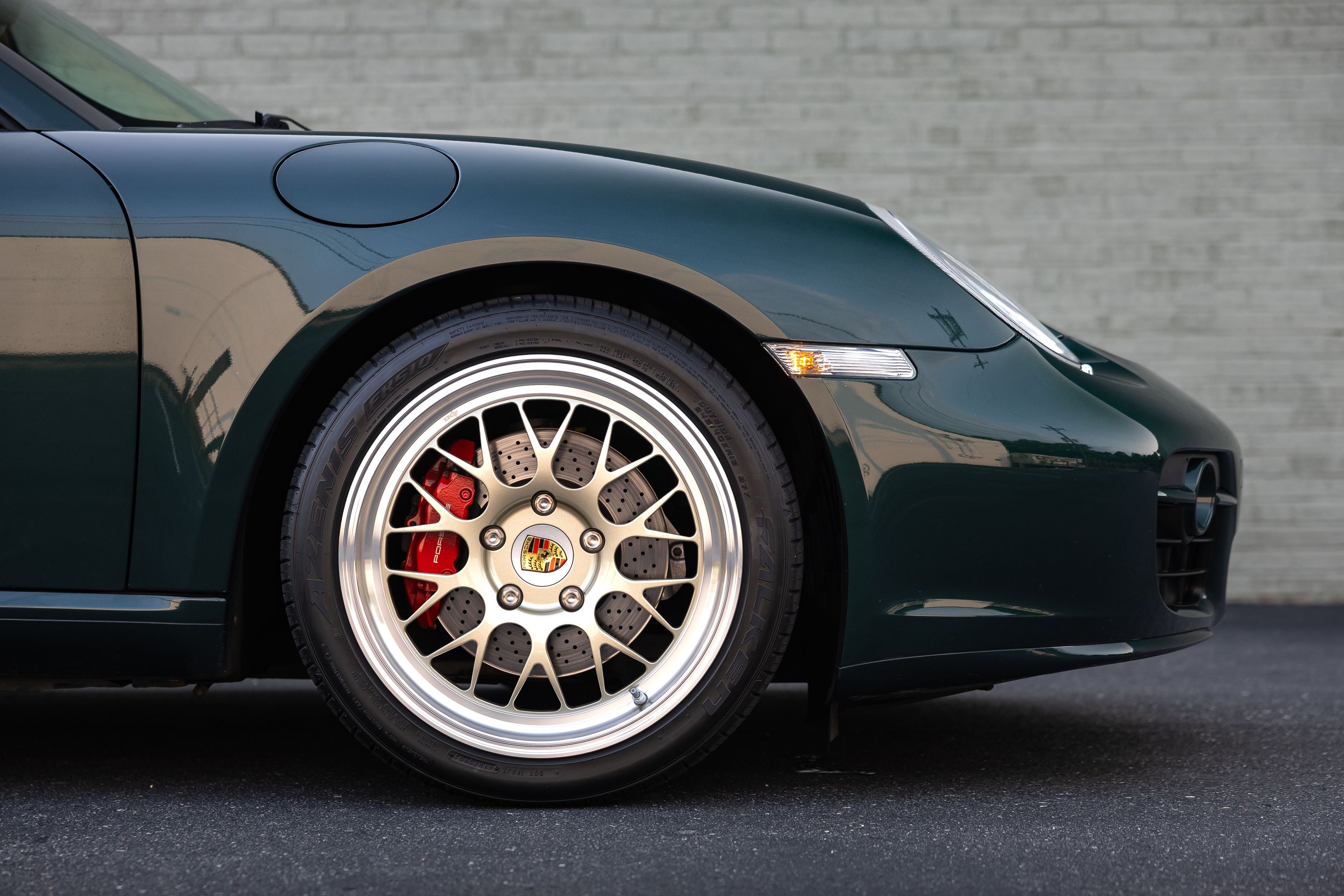 Green Porsche 987 Cayman S with 18" ML-10RT Apex wheels in Machined Lip Gloss Motorsport Gold