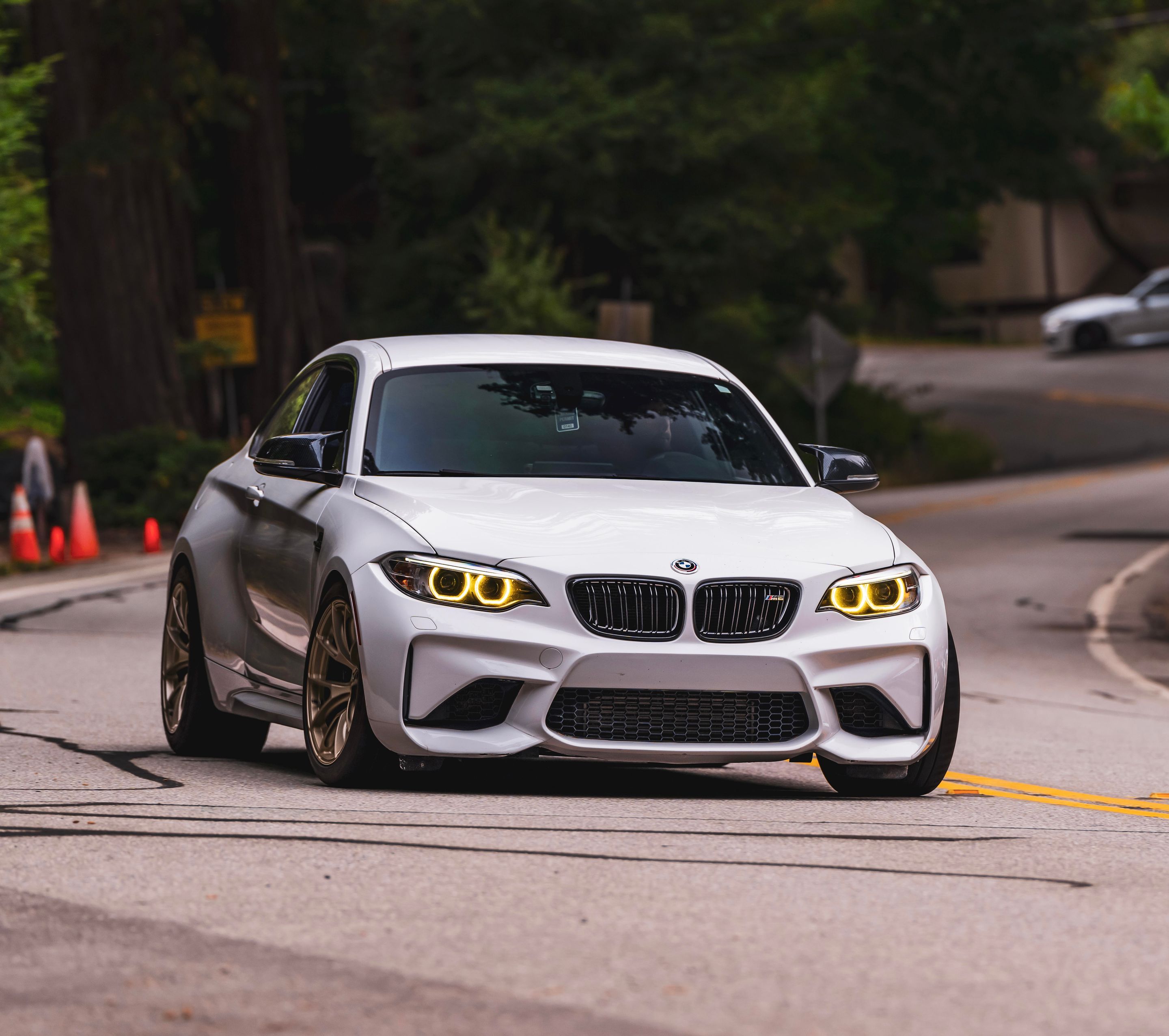 White BMW F87 M2 with 18" VS-5RS Apex wheels in Motorsport Gold