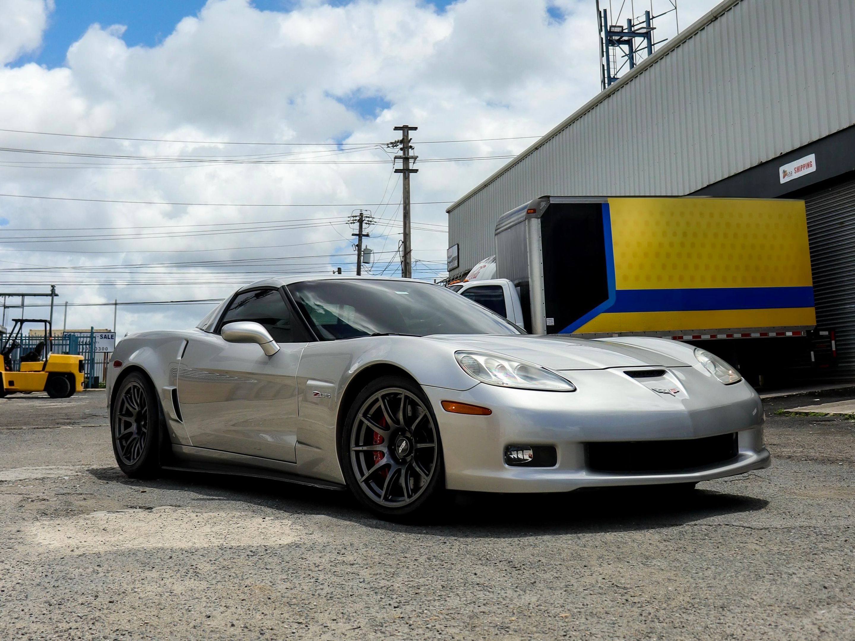 Silver Chevrolet C6 Corvette Z06 with 18" SM-10 Apex wheels in Anthracite