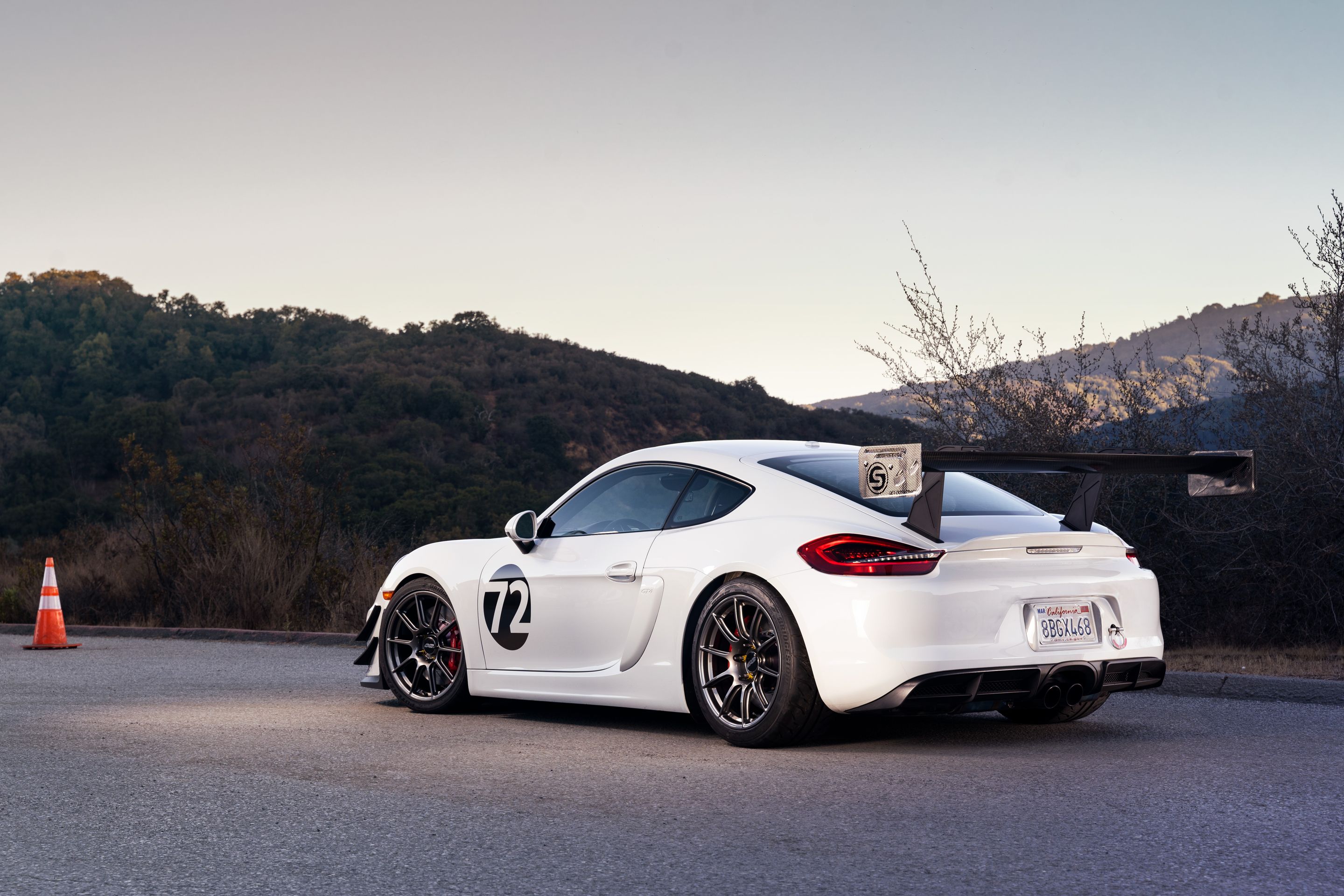 White Porsche 981 Cayman GT4 with 19" SM-10 Apex wheels in Anthracite