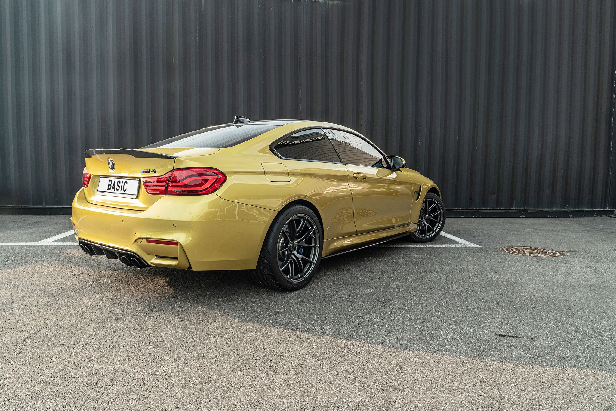 Yellow BMW F82 Coupe M4 with 19" VS-5RS Apex wheels in Anthracite