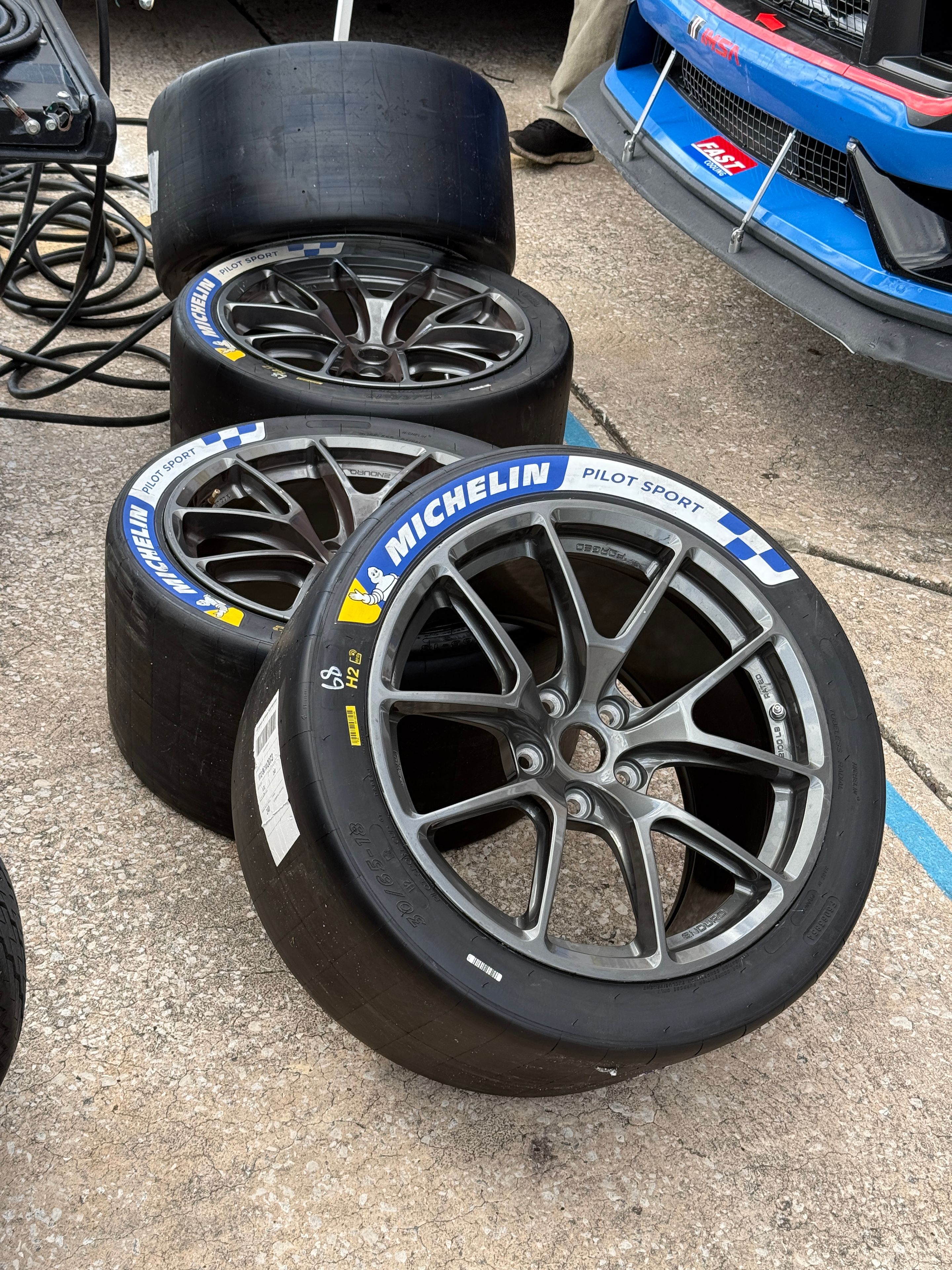 White Ford Performance Mustang Dark Horse R with 18" VS-5RE Apex wheels in Anthracite