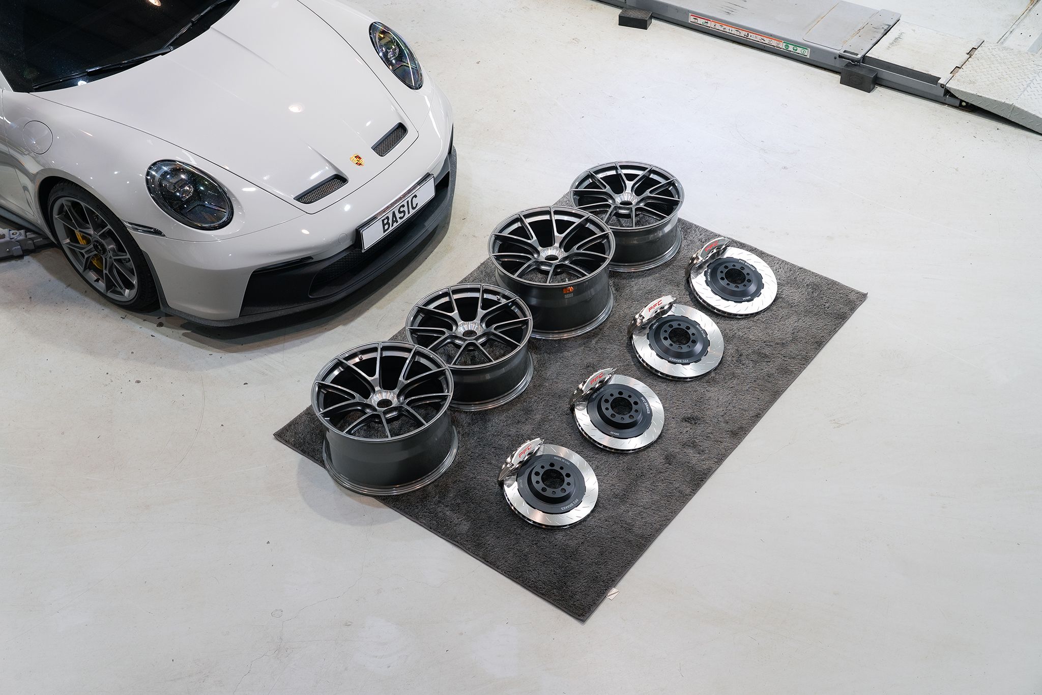 Grey Porsche 911 992.1 GT3 with 20"/21" VS-5RS Apex wheels in Anthracite