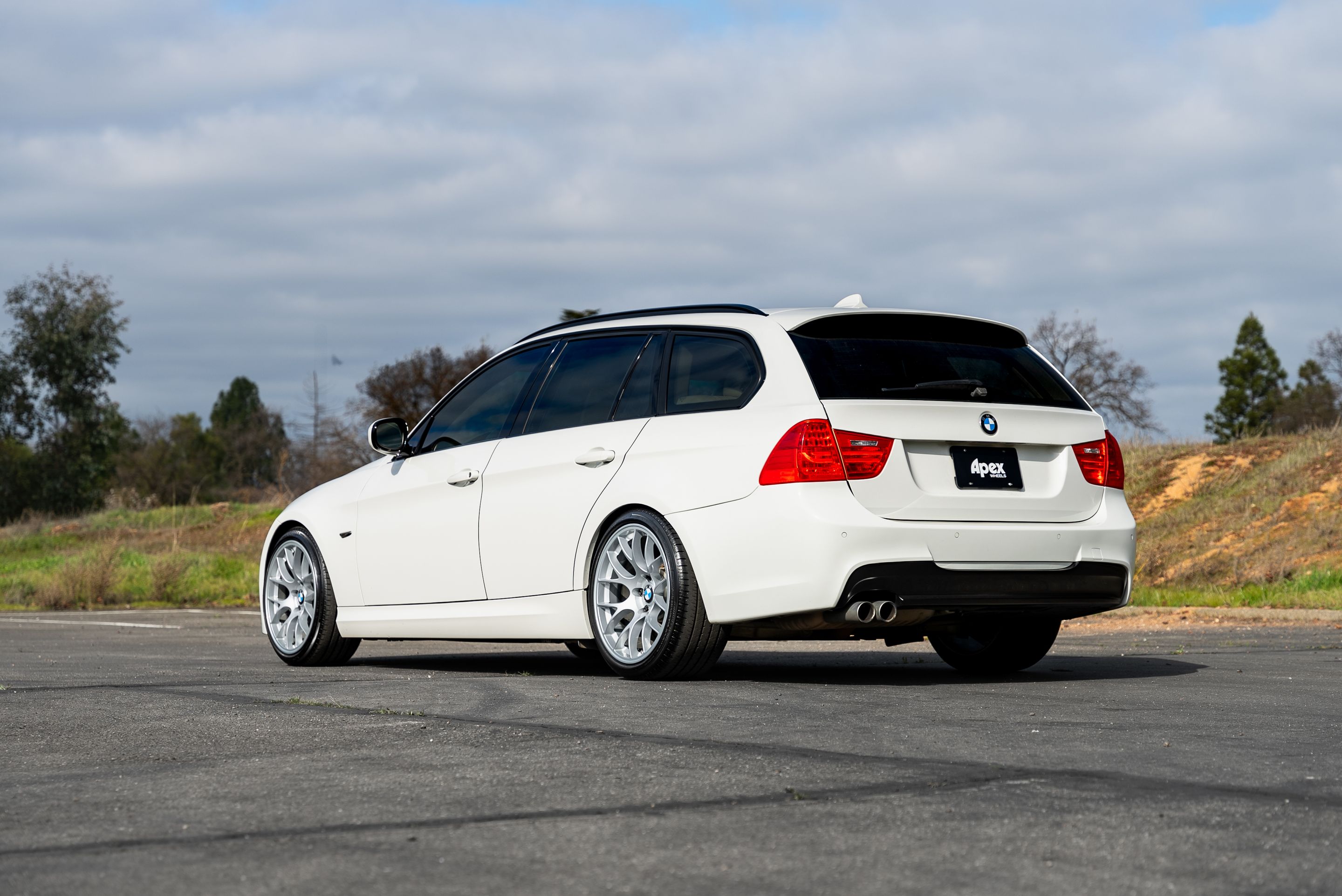 White BMW E91 LCI Wagon 3 Series with 18" EC-7 Apex wheels in Race Silver