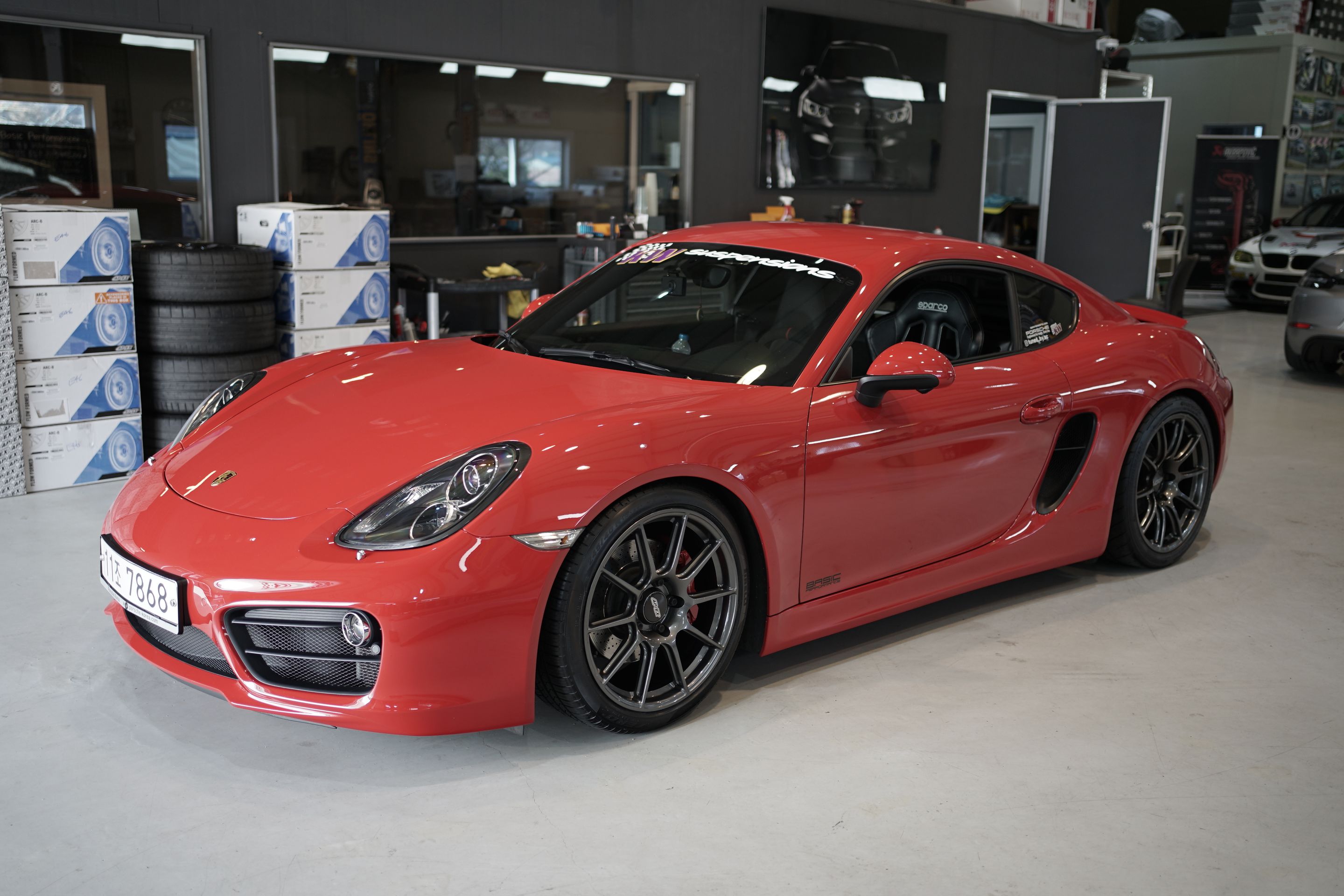 Red Porsche 981 Cayman S with 19" SM-10 Apex wheels in Anthracite