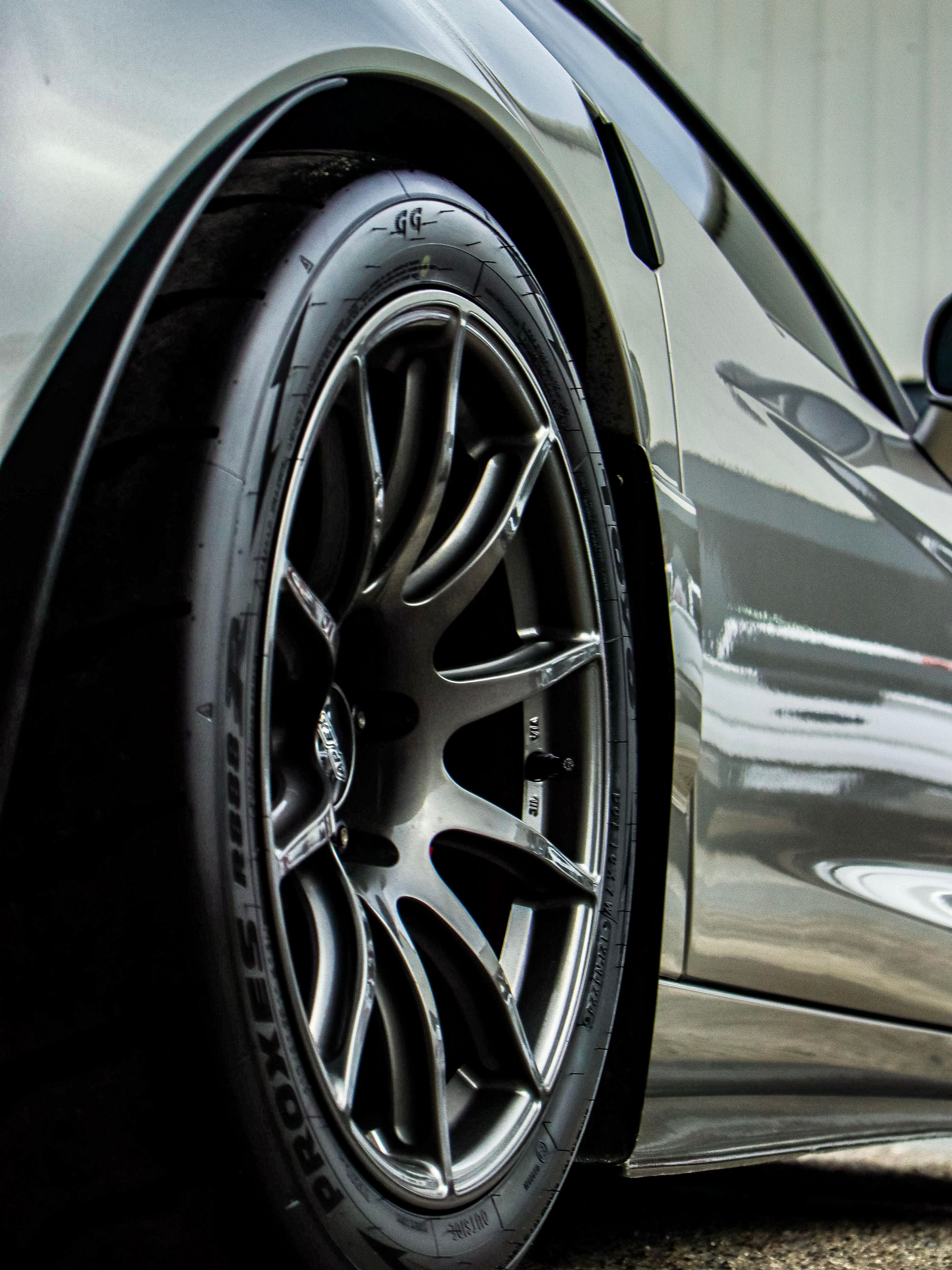 Silver Chevrolet C6 Corvette Z06 with 18" SM-10 Apex wheels in Anthracite