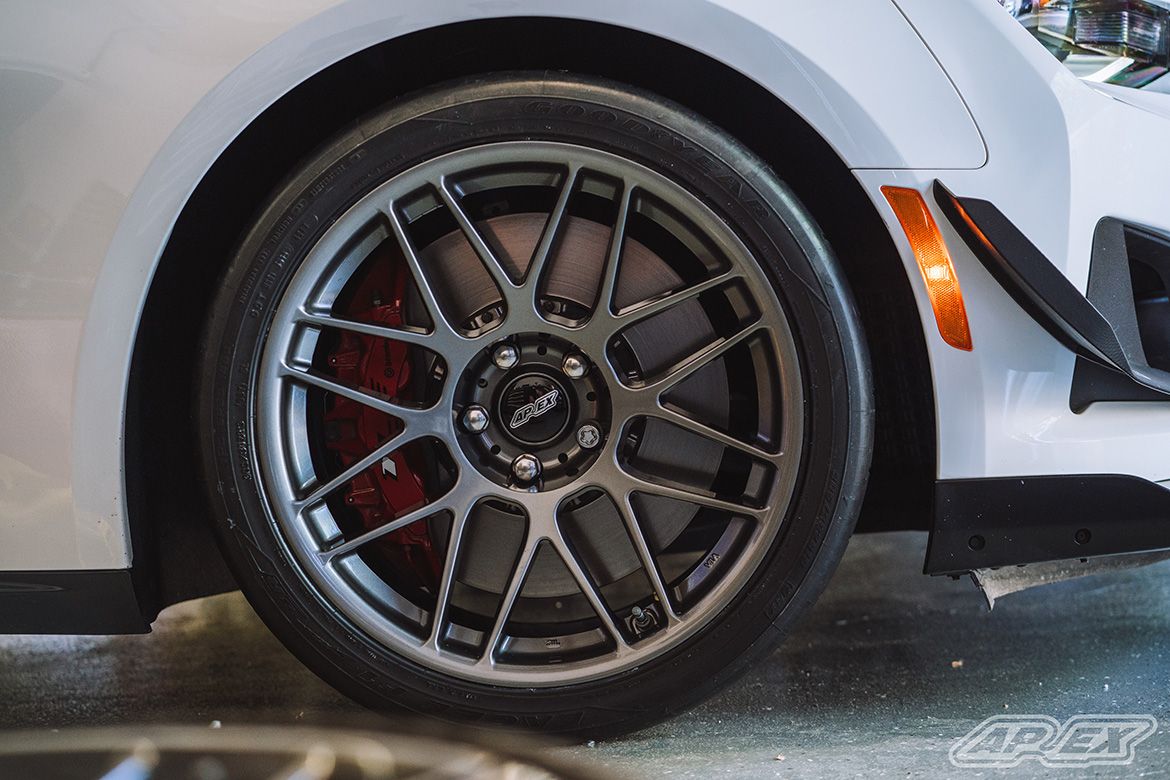 White Chevrolet 6th Gen Camaro ZL1 1LE with 19" ARC-8 Apex wheels in Anthracite