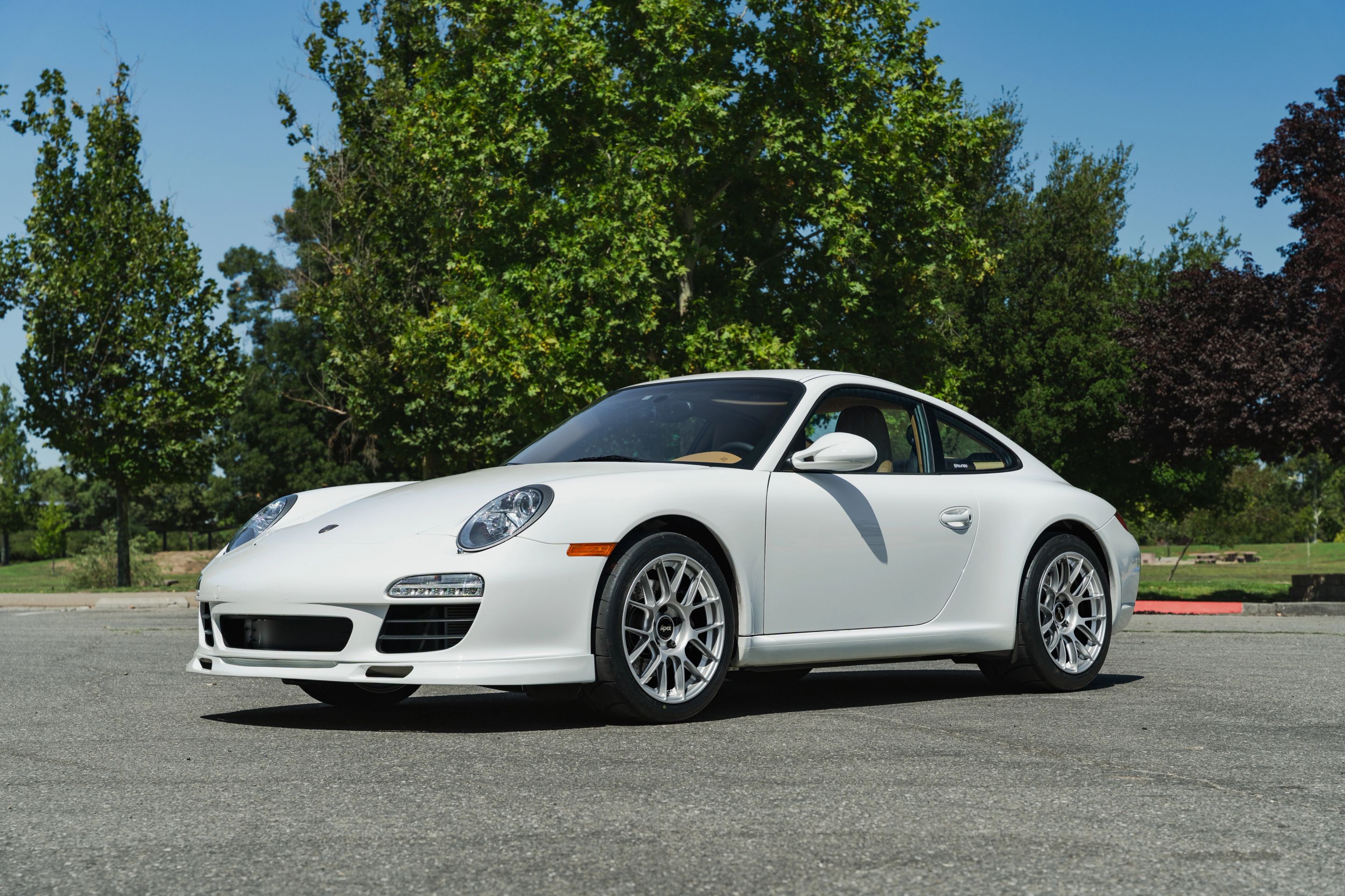 White Porsche 911 997 Carrera with 18" EC-7RS Apex wheels in Race Silver