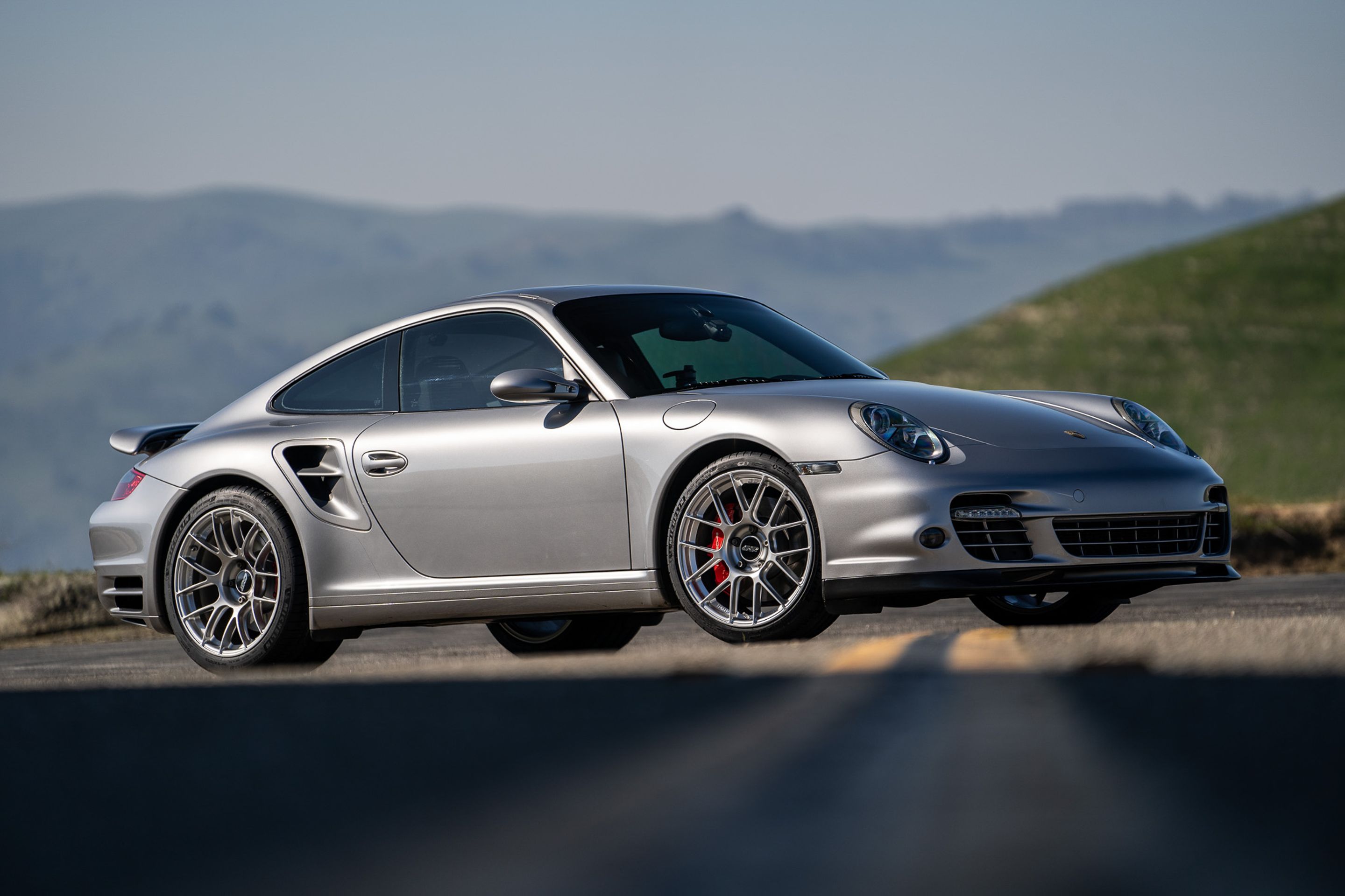 Silver Porsche 911 997 Turbo with 19" EC-7RS Apex wheels in Race Silver