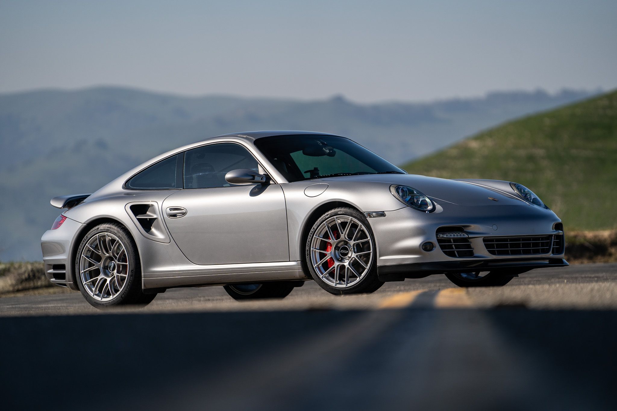 Silver Porsche 911 997 Turbo with 19" EC-7RS Apex wheels in Race Silver