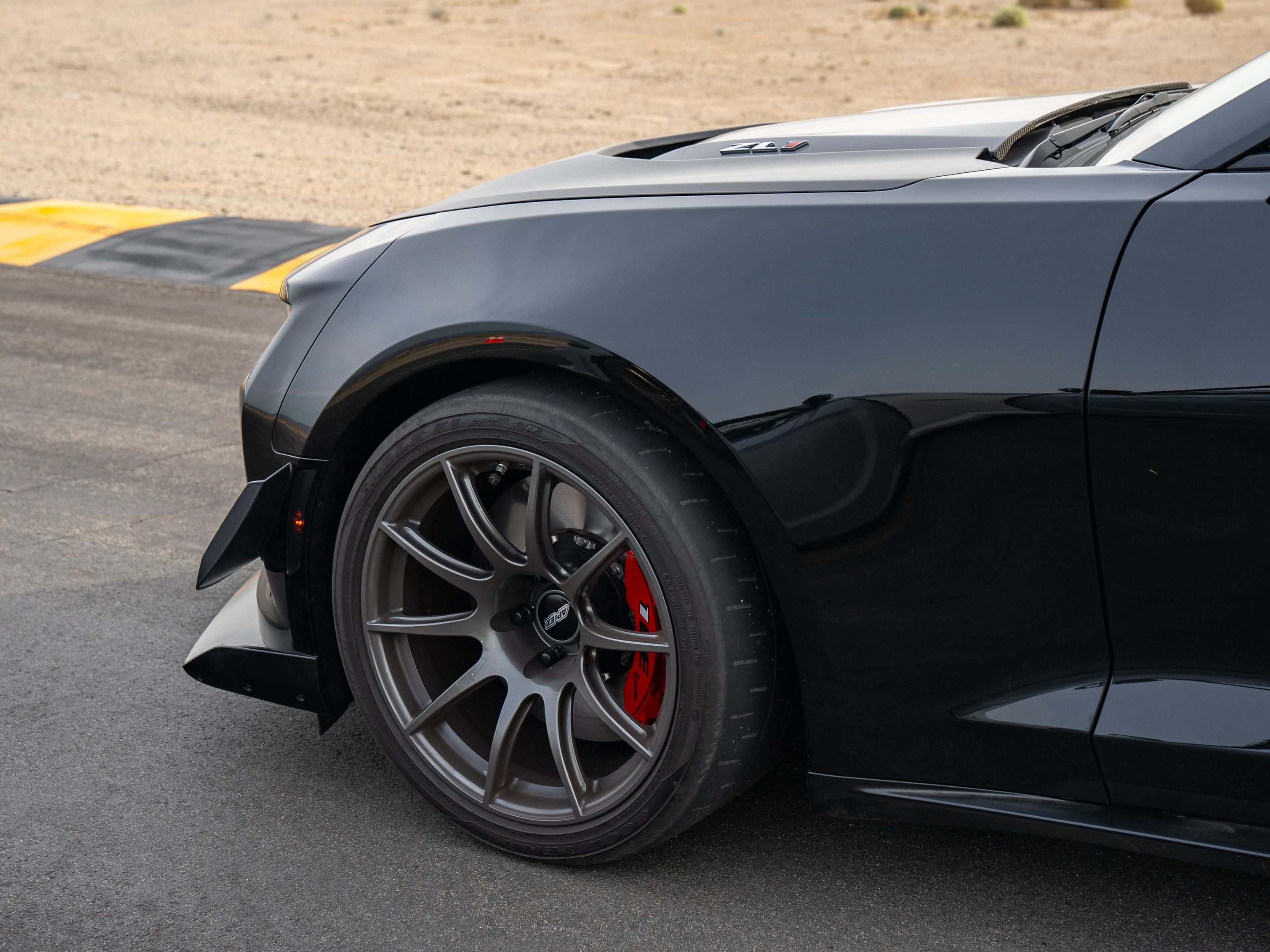 Black Chevrolet 6th Gen Camaro ZL1 1LE with 19" SM-10 Apex wheels in Anthracite
