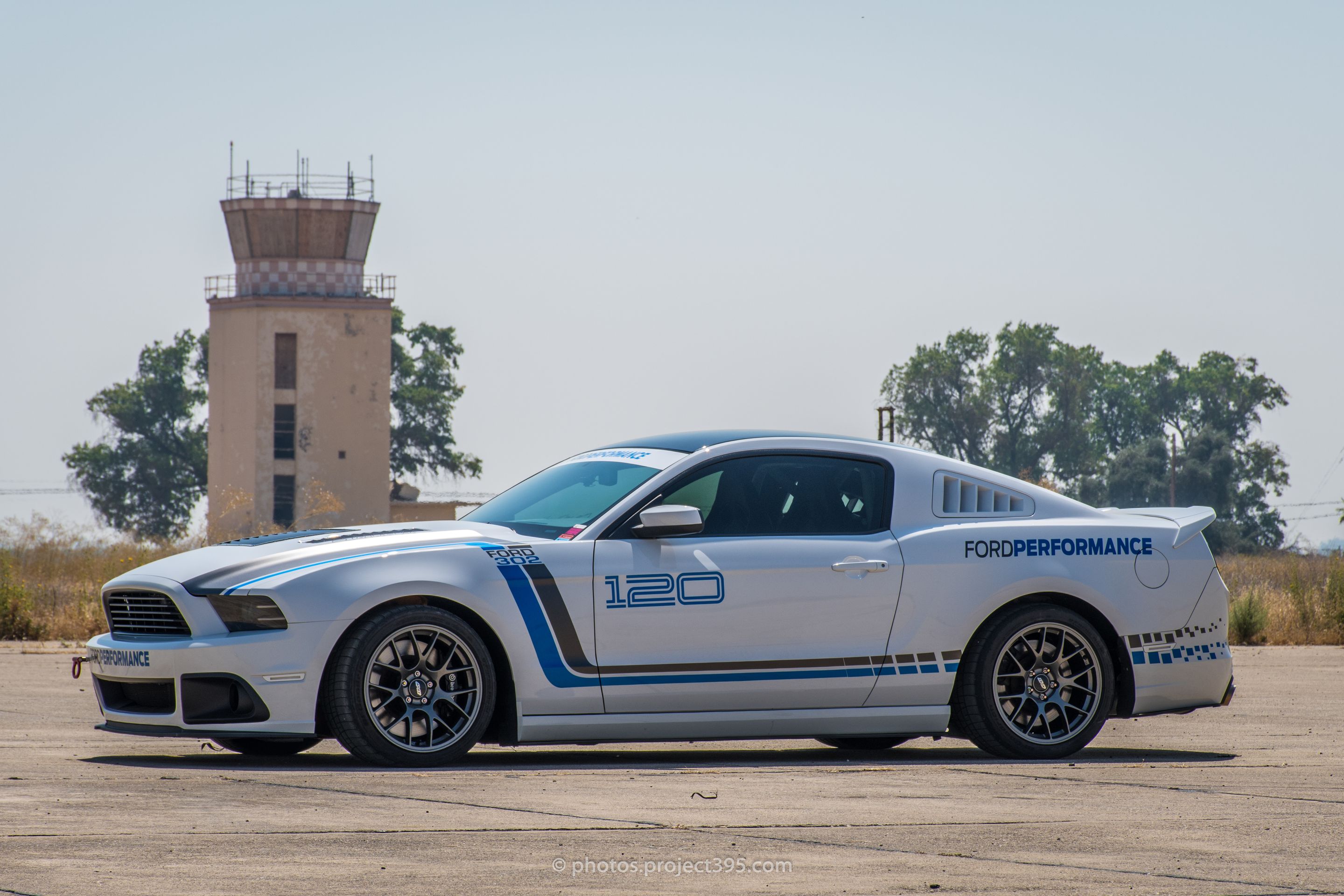 White Ford S197 Mustang GT with 18" EC-7 Apex wheels in Anthracite