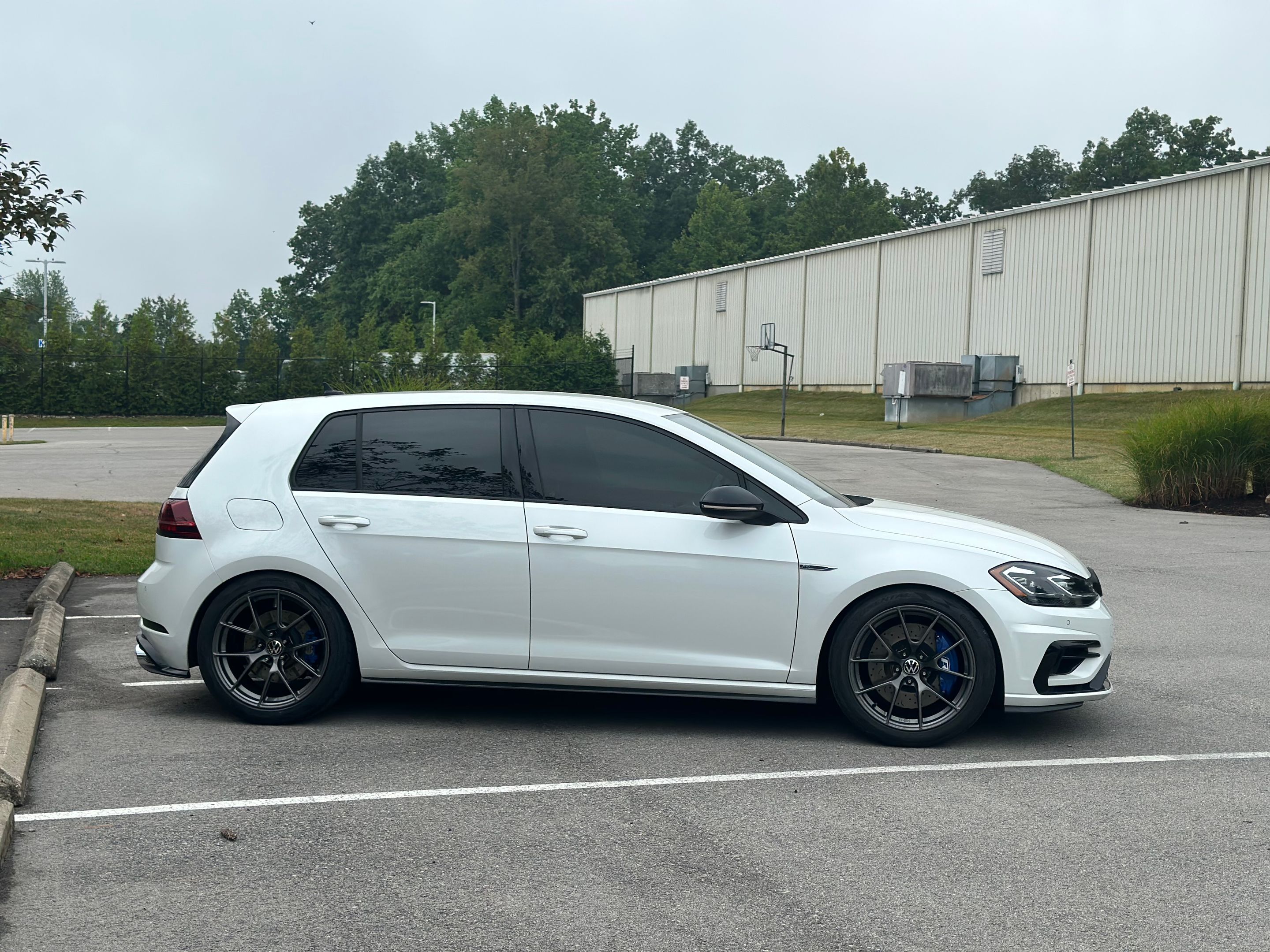 White VW MK7 Golf R with 18" VS-5RS Apex wheels in Anthracite