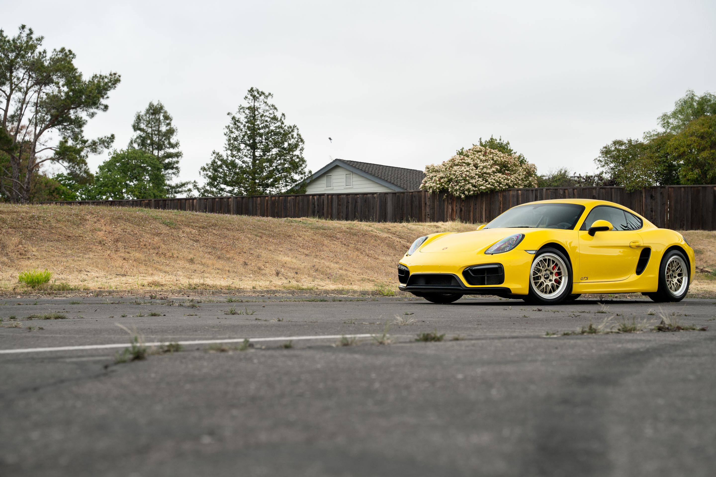 Yellow Porsche 981 Cayman GTS with 18" ML-10RT Apex wheels in Machined Lip Gloss Motorsport Gold