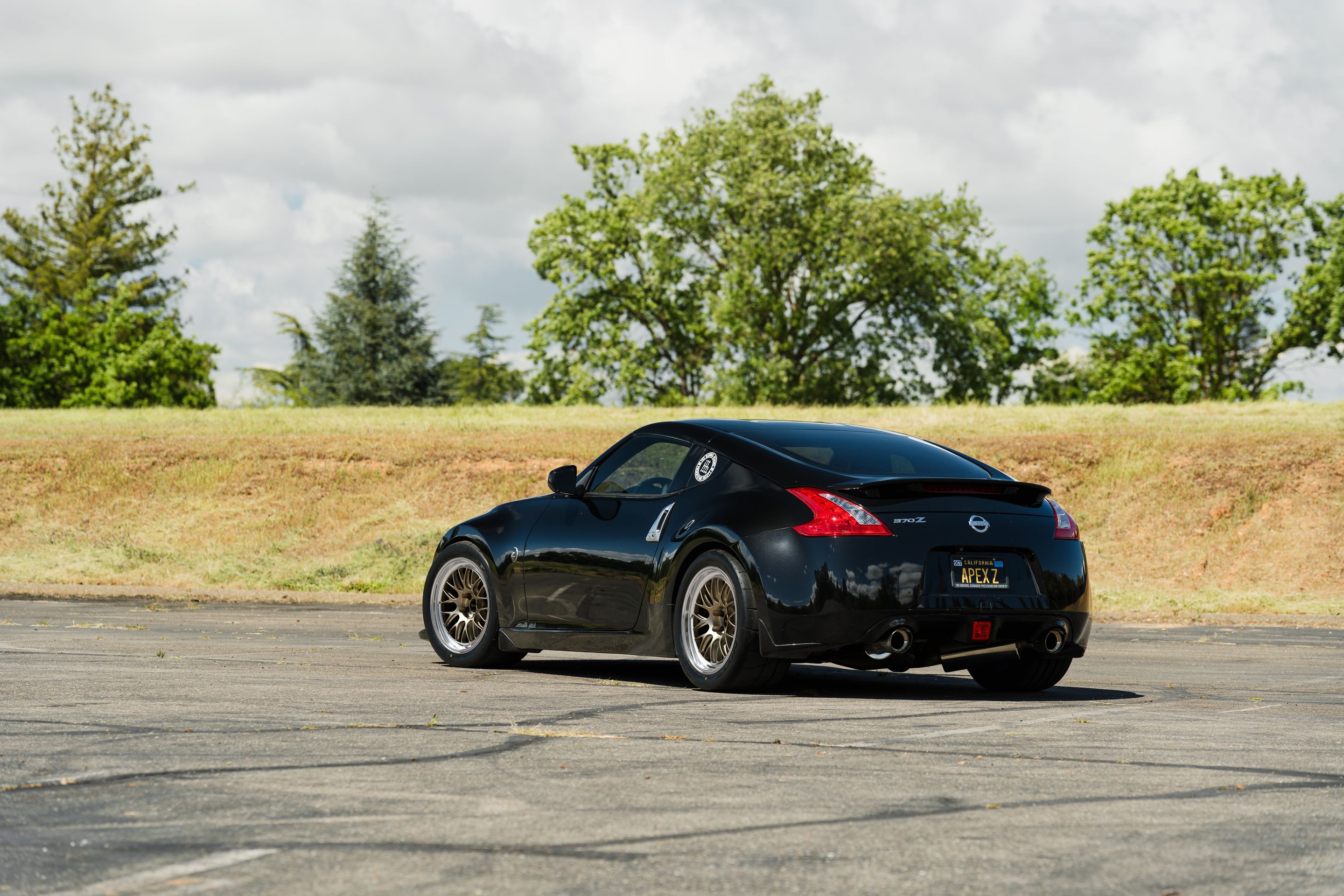 Black Nissan 370Z with 18" ML-10RT Apex wheels in Machined Lip Gloss Motorsport Gold