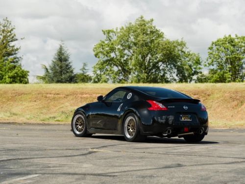 Black Nissan 370Z - ML-10RT in Machined Lip Gloss Motorsport Gold