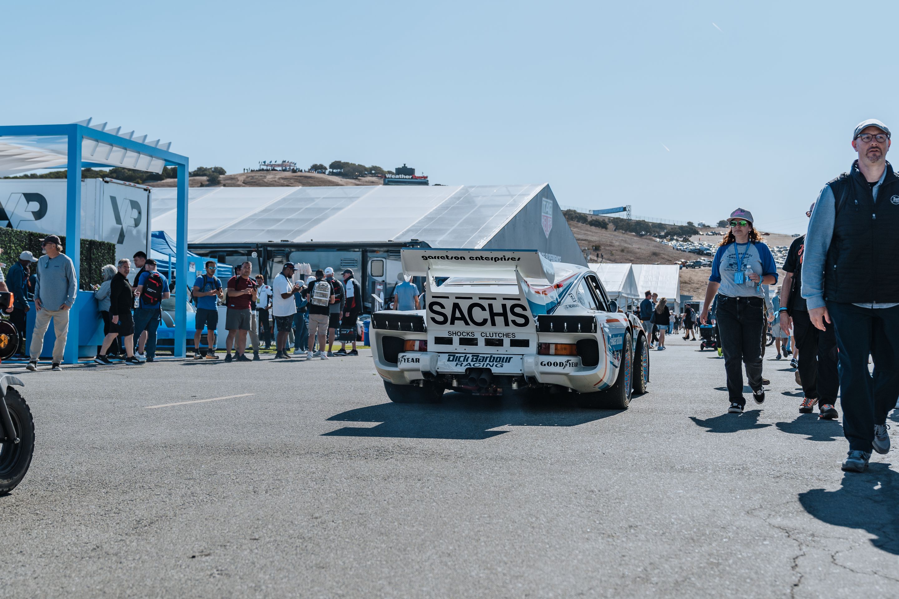 White Porsche 911 996 GT2 with 18" EC-7RS Apex wheels in Anthracite