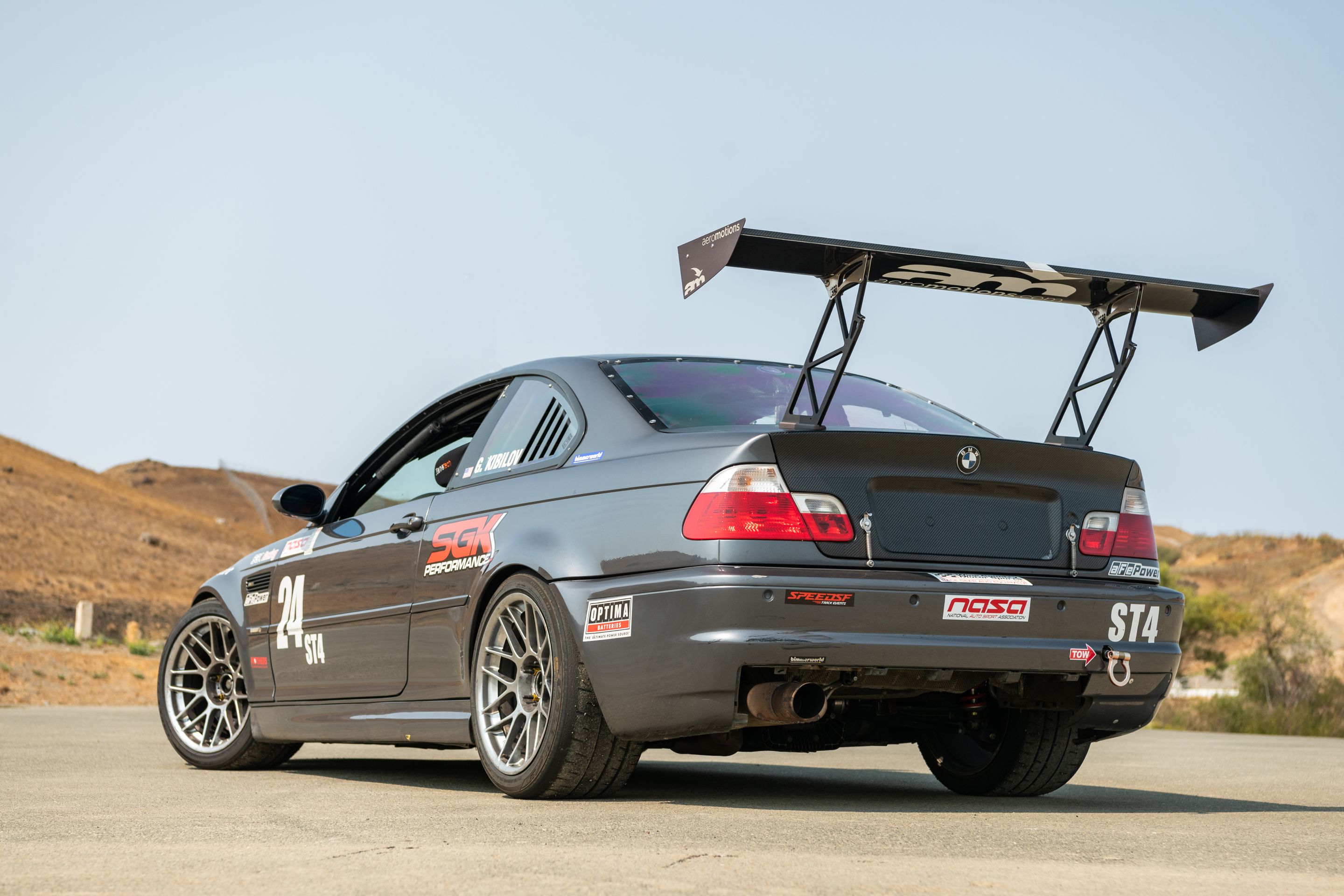 Race Livery BMW E46 M3 with 18" ARC-8 Apex wheels in Hyper Silver