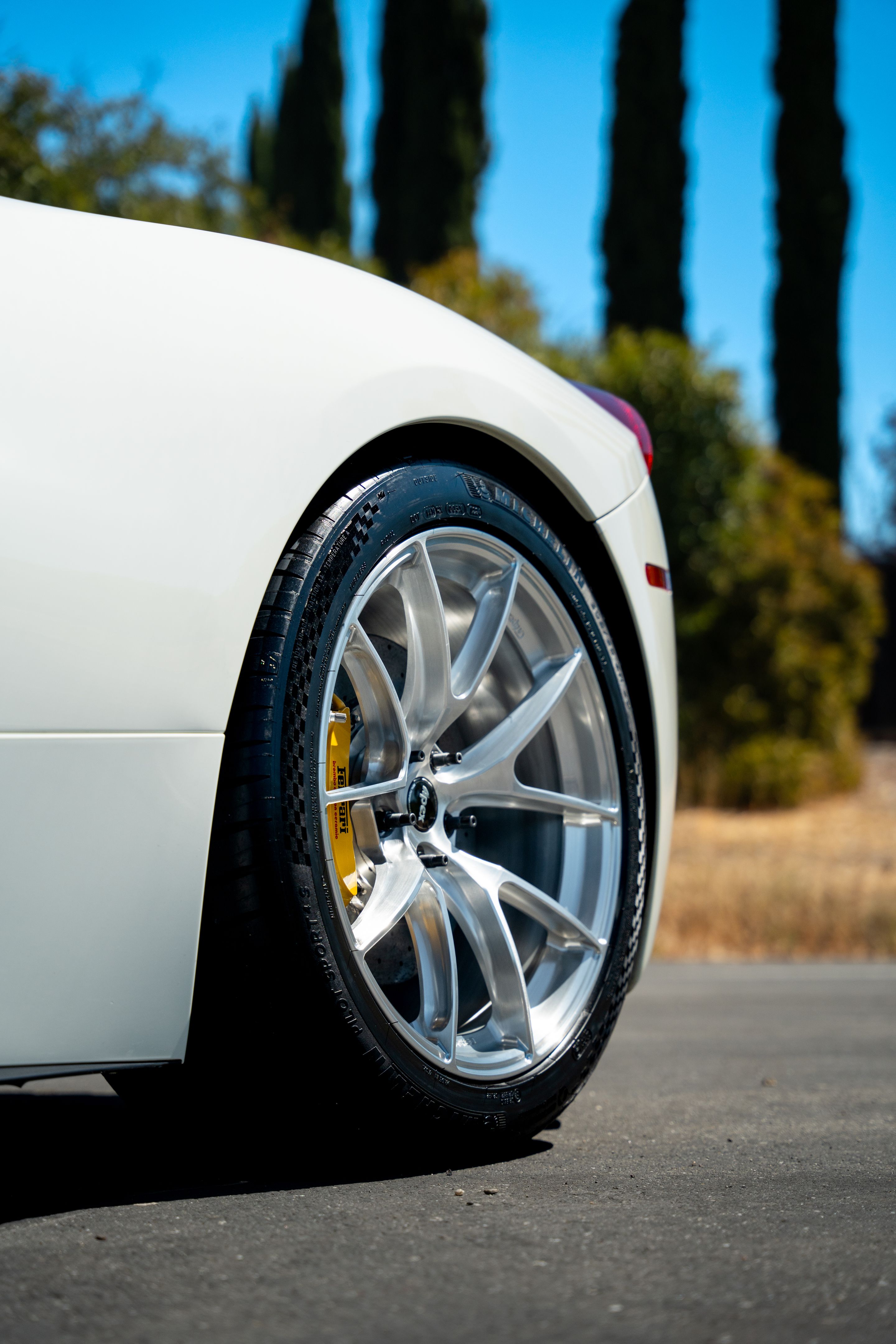 White Ferrari 458 Italia with 20" VS-5RS Apex wheels in Brushed Clear