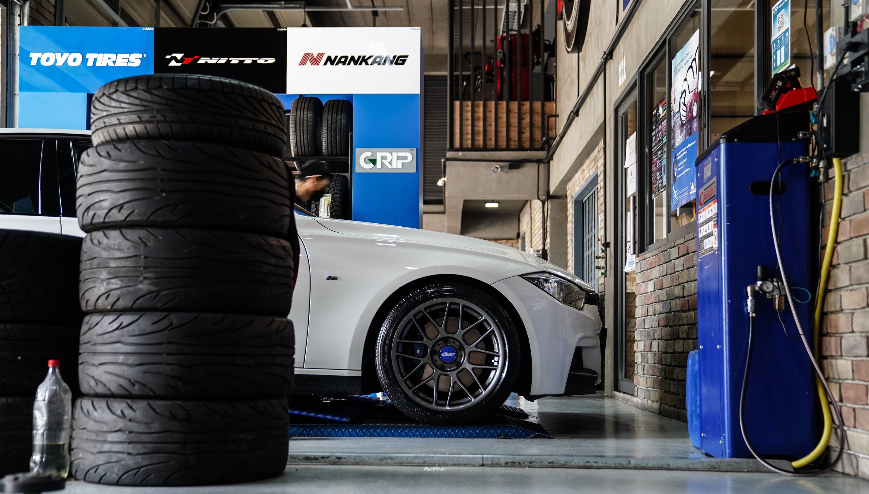 White BMW F30 Sedan 3 Series with 18" ARC-8 Apex wheels in Anthracite