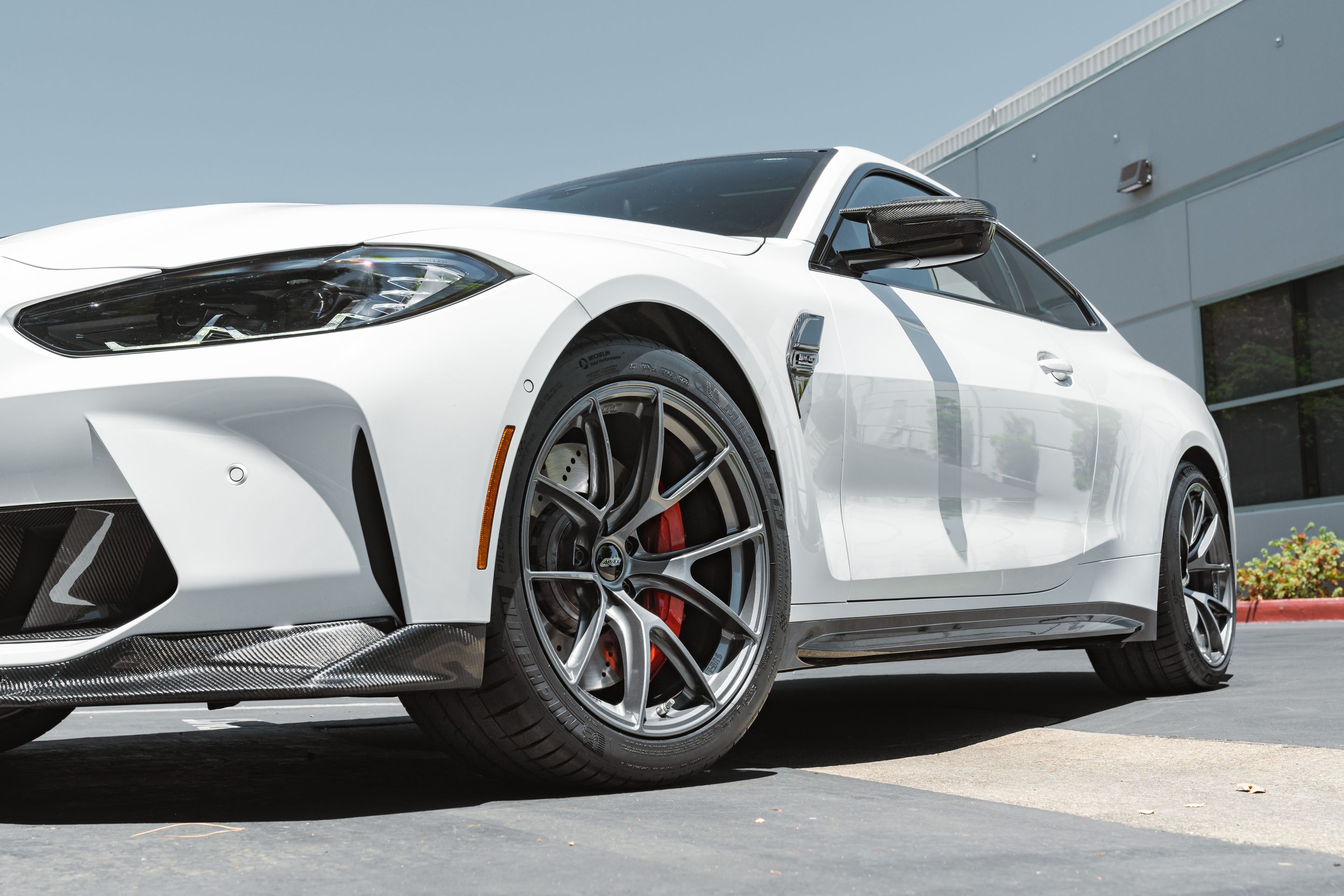 White BMW G82 Coupe M4 with 19" VS-5RS Apex wheels in Anthracite