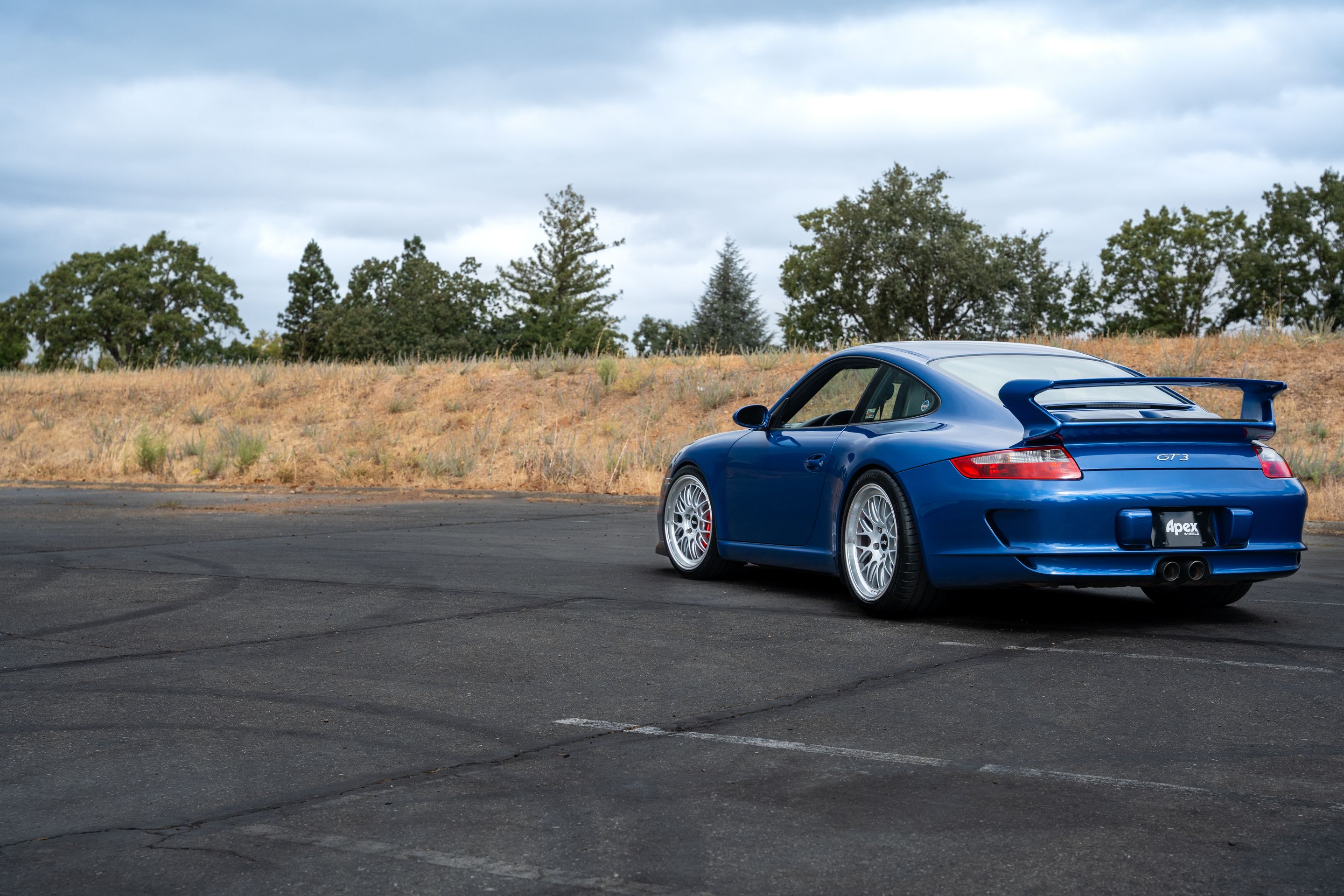 Blue Porsche 911 997 GT3 with 19" ML-10RT Apex wheels in Machined Lip Race Silver