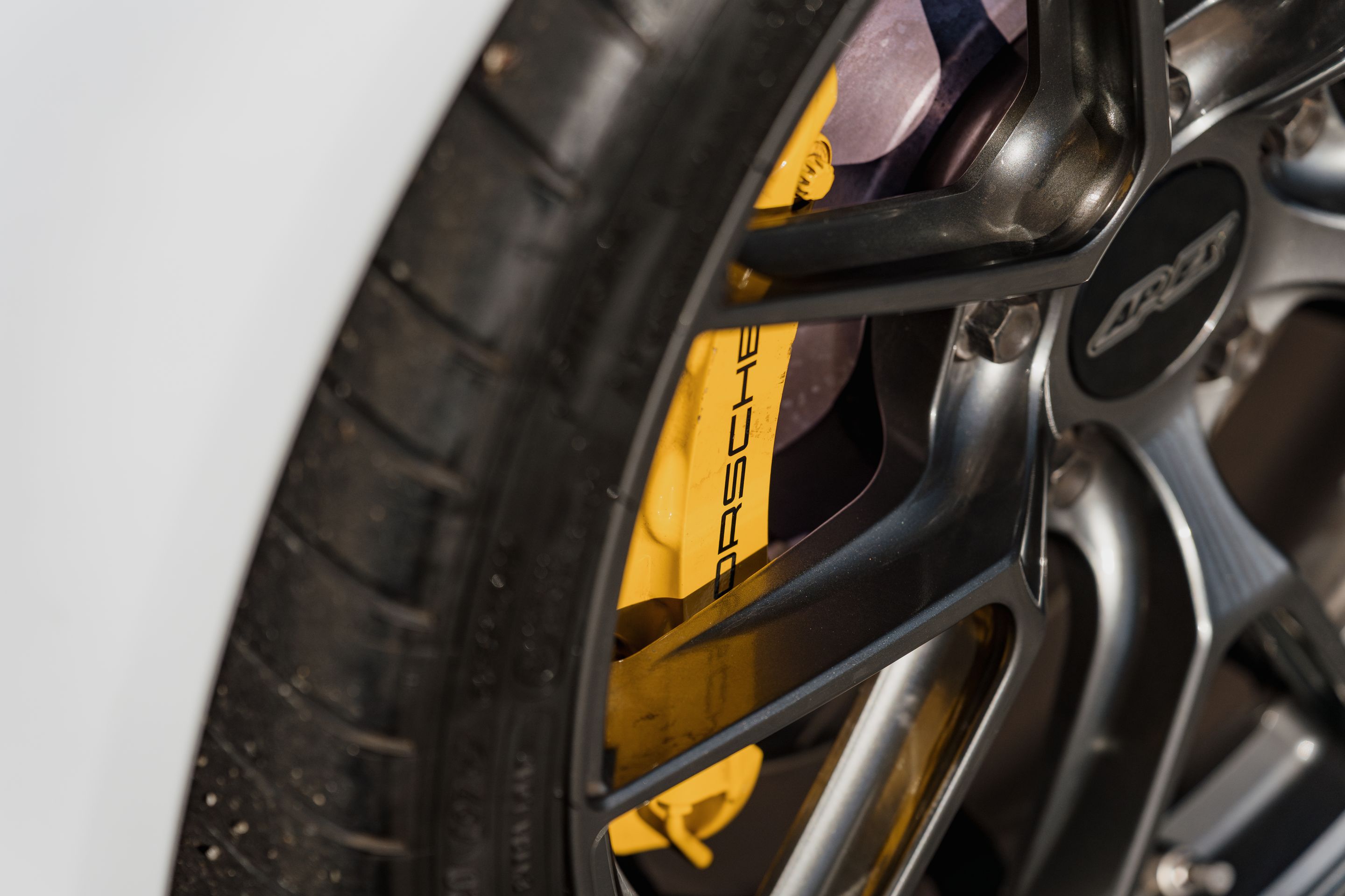 White Porsche 911 991.2 Turbo S with 20" VS-5RS Apex wheels in Anthracite