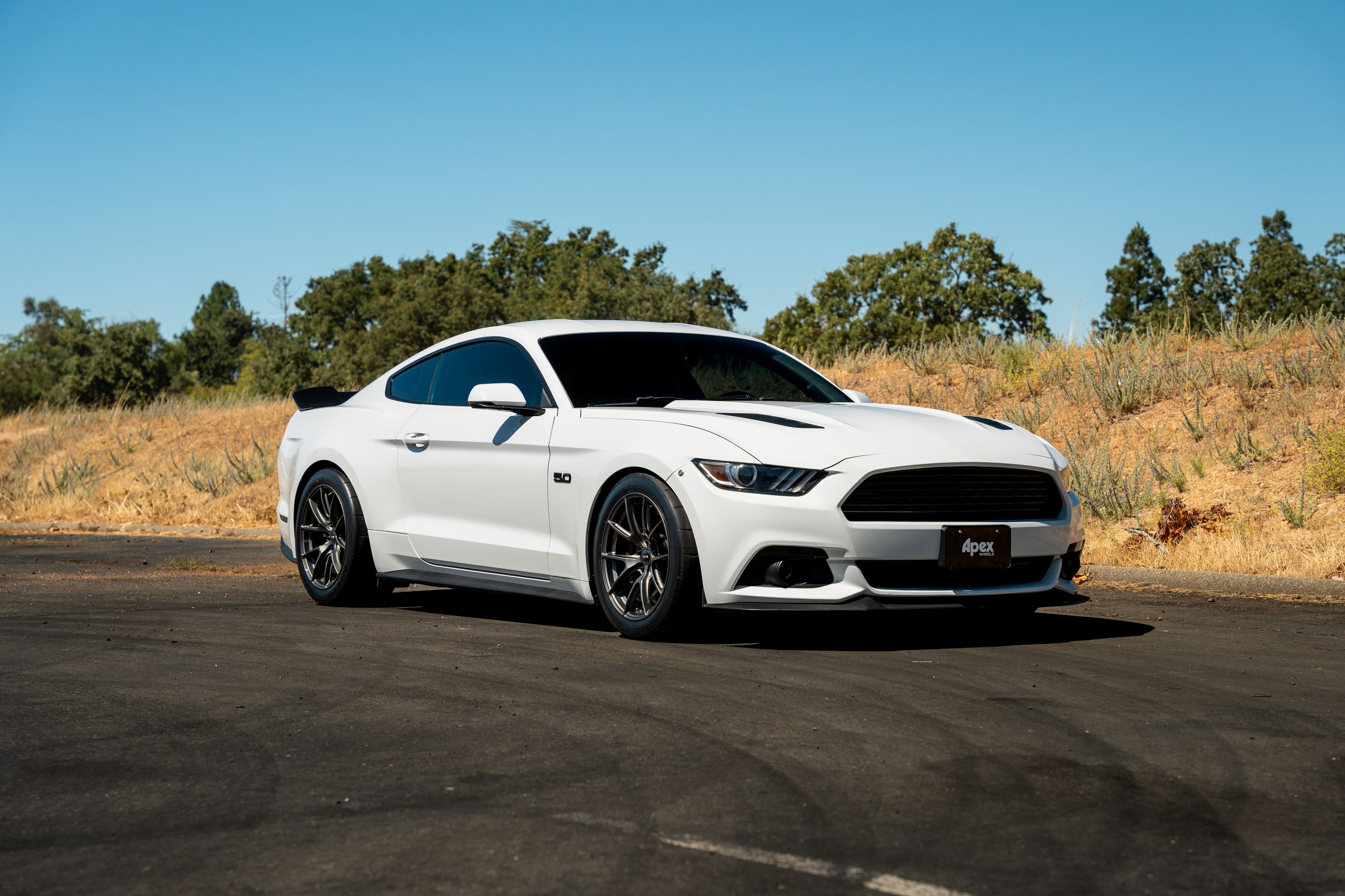 White Ford S550 Mustang GT with 18" VS-5 Apex wheels in Anthracite