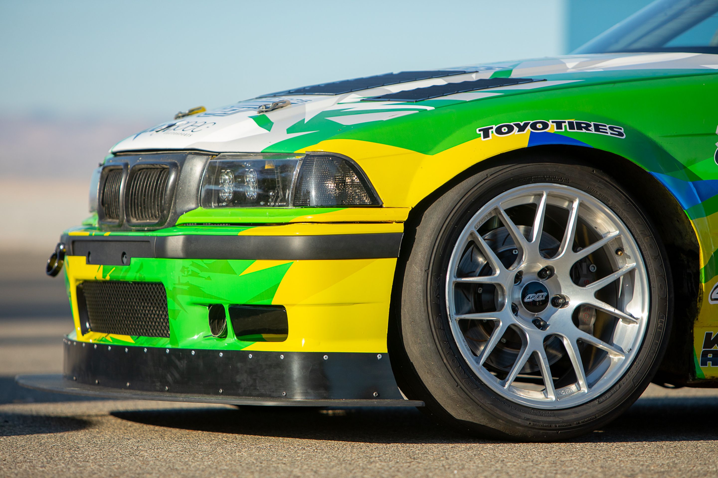 Race Livery BMW E36 M3 with 18" EC-7R Apex wheels in Brushed Clear