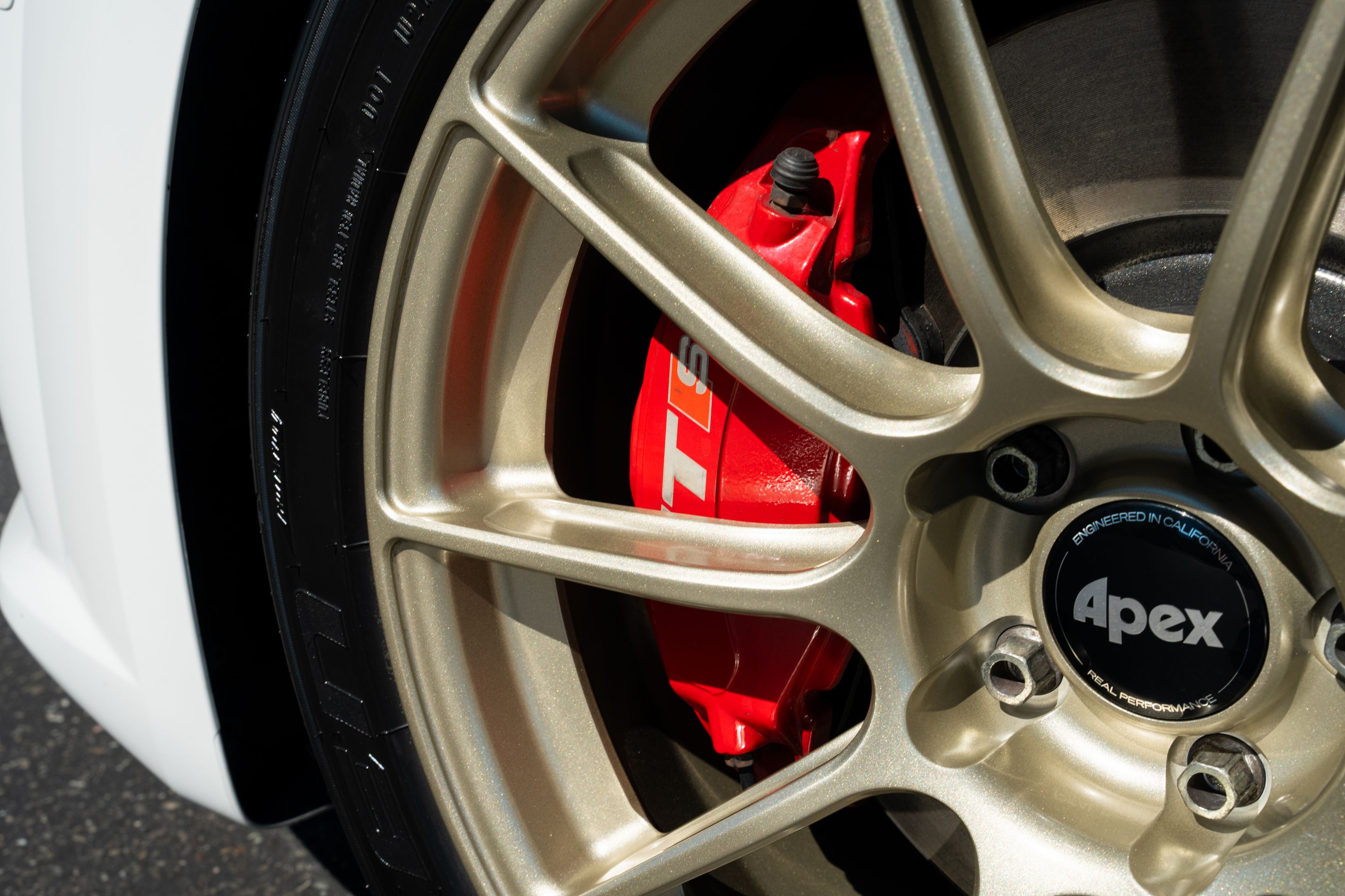 White Audi 8S TTS with 18" SM-10RS Apex wheels in Motorsport Gold