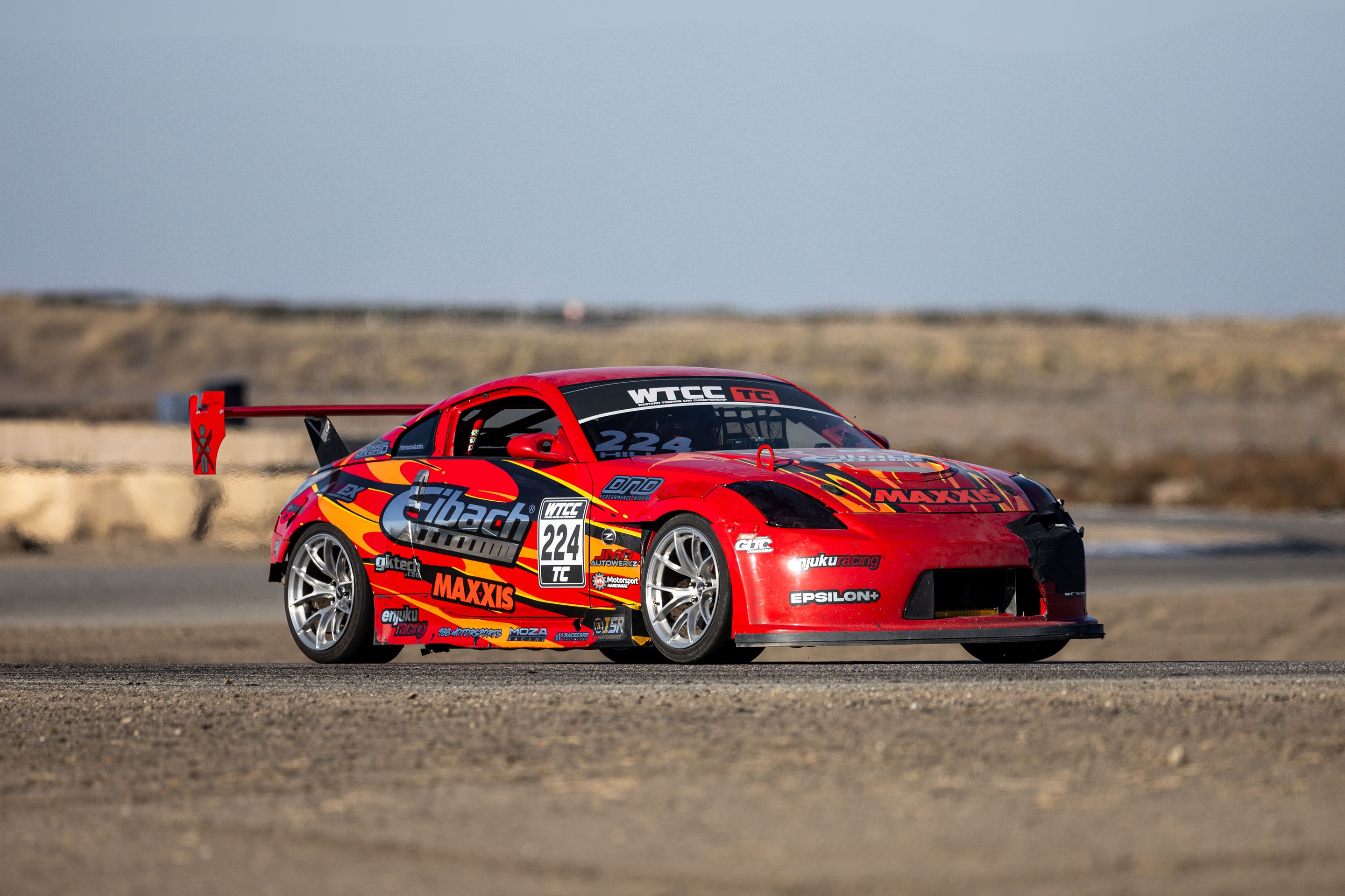 Race Livery Nissan 350Z with 18" VS-5RS Apex wheels in Brushed Clear