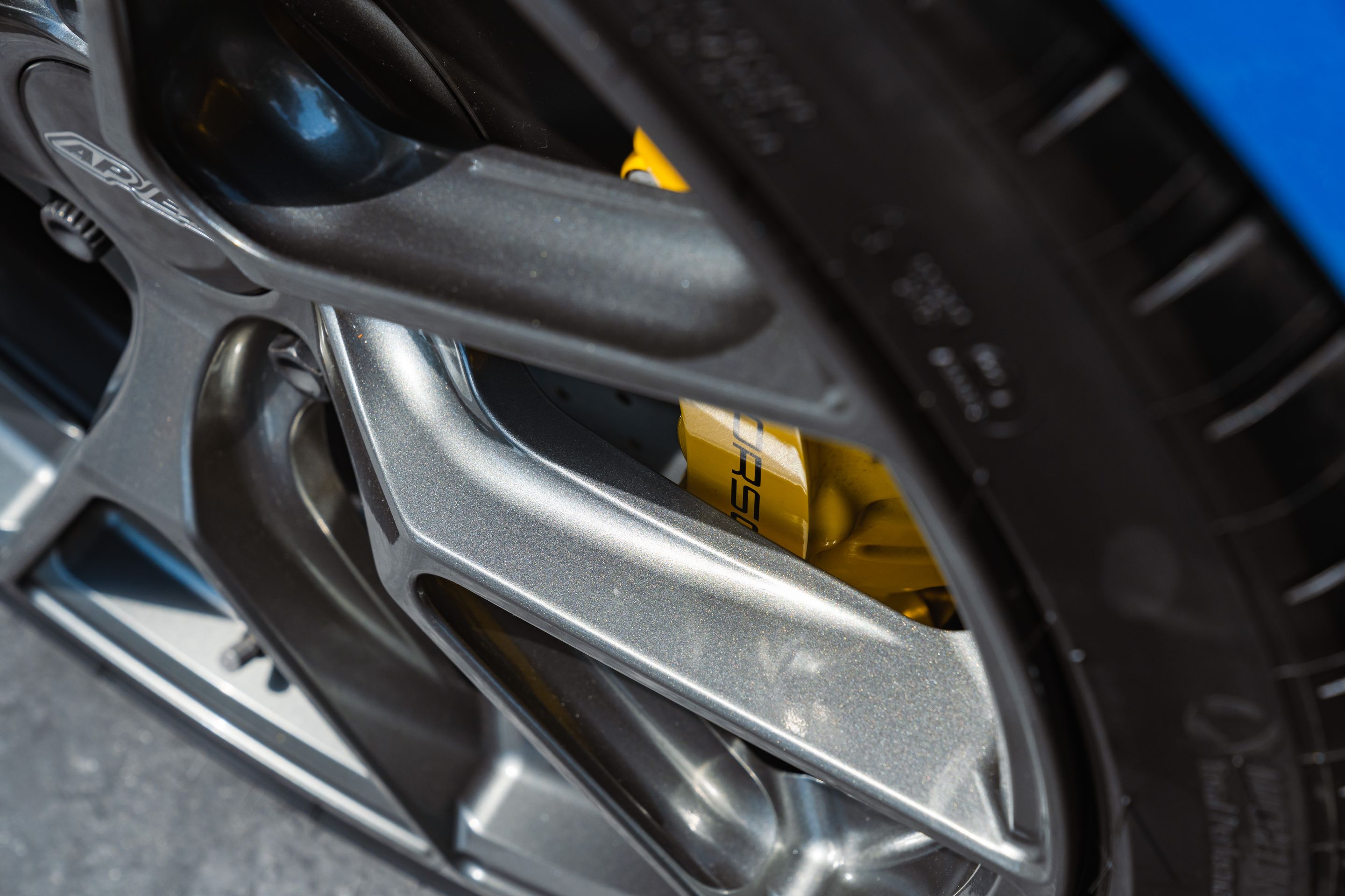 Blue Porsche 718 Spyder with 20" VS-5RS Apex wheels in Anthracite