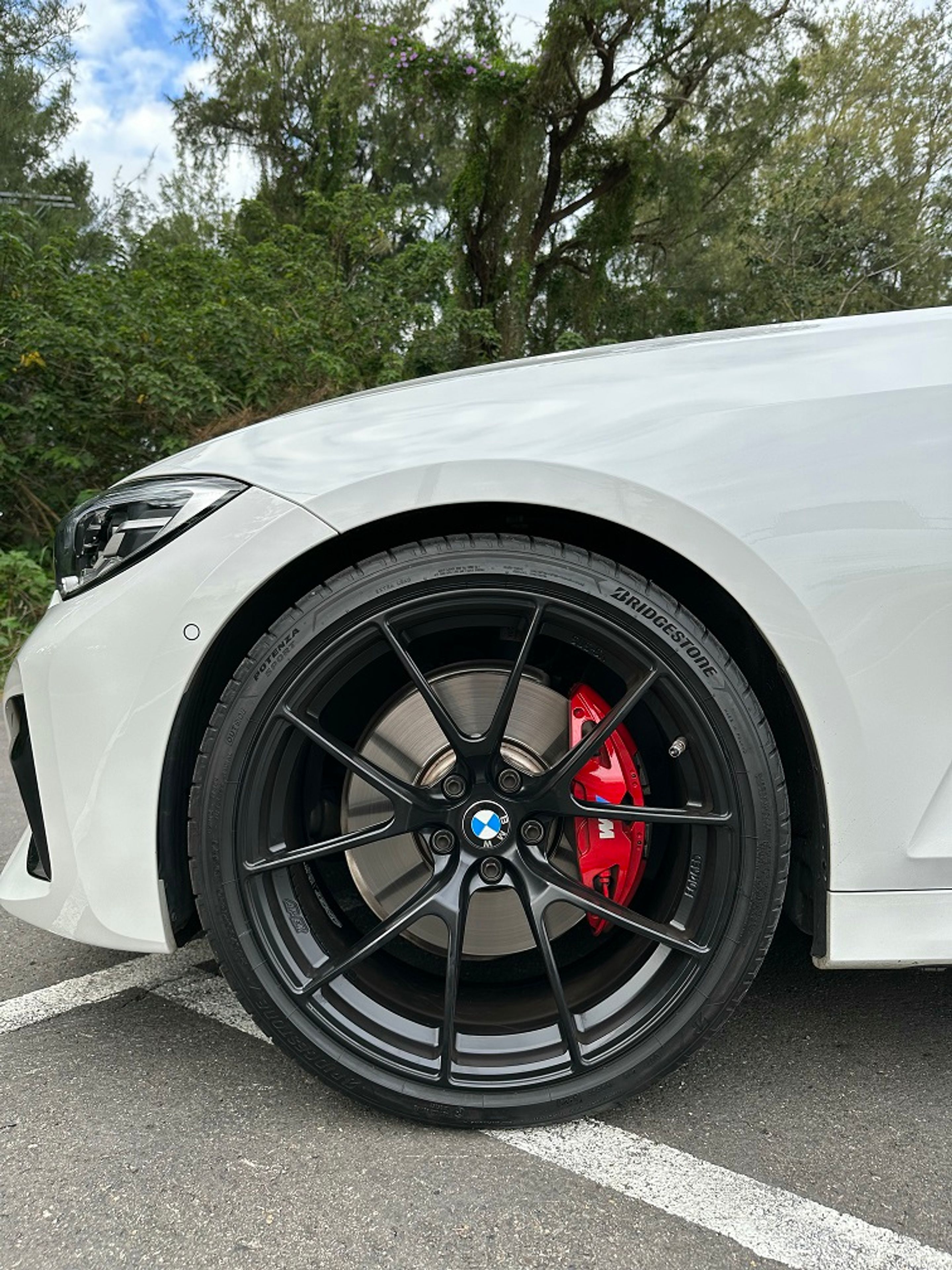 White BMW G21 Wagon 3 Series with 20" VS-5RS Apex wheels in Satin Black
