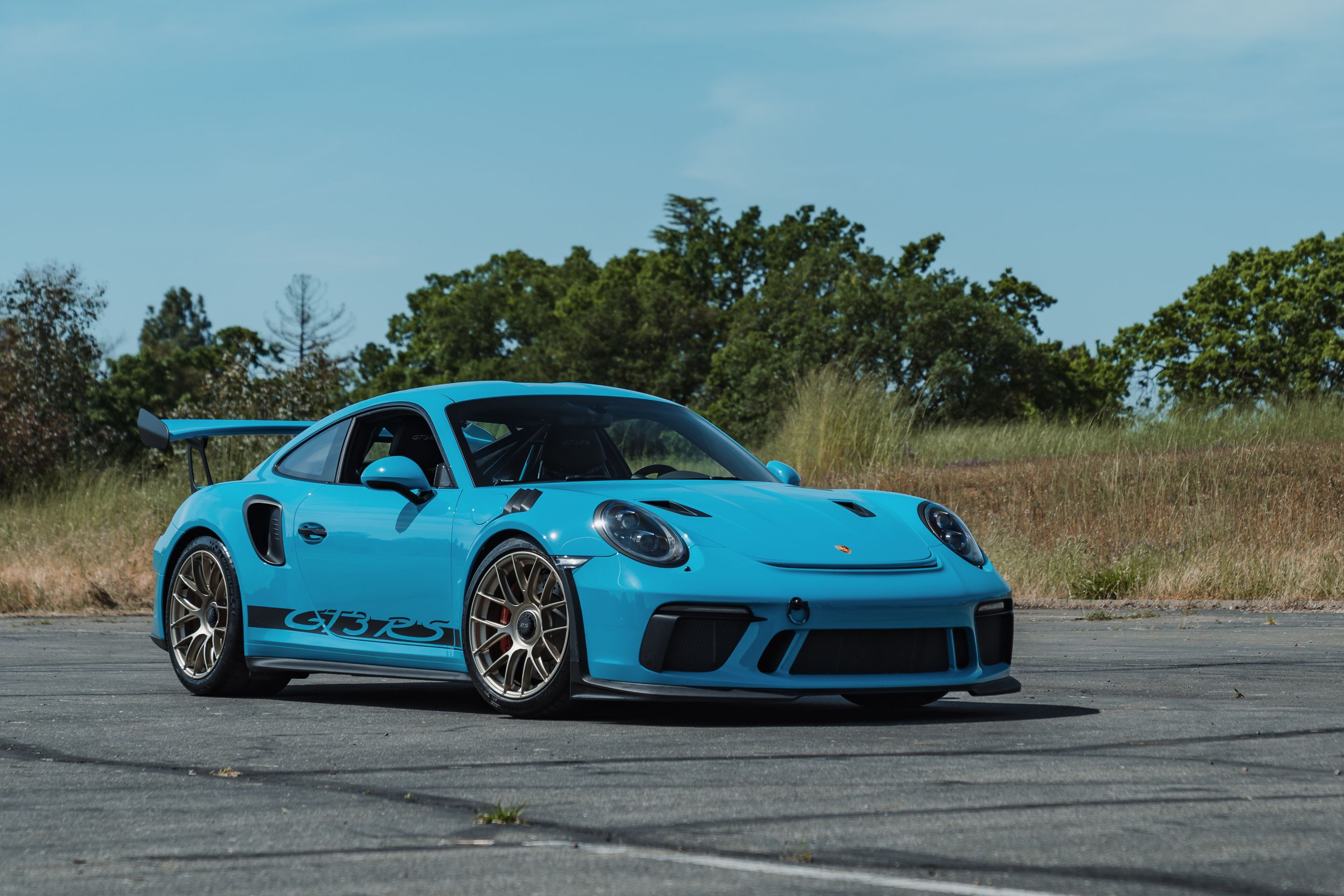 Blue Porsche 911 991.2 GT3 RS with 19" EC-7RS Apex wheels in Motorsport Gold