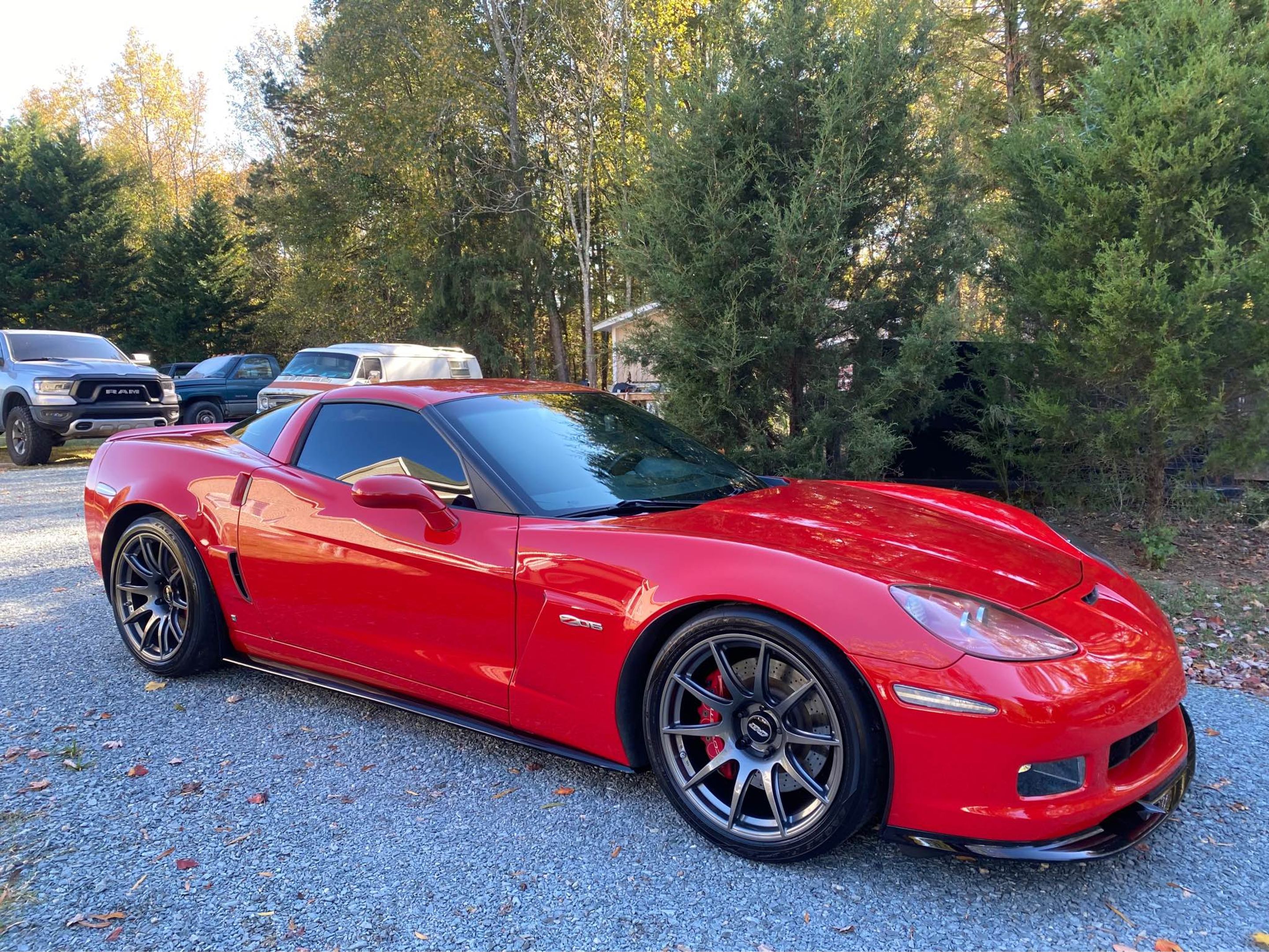 Red Chevrolet C6 Corvette Z06 with 19" SM-10 Apex wheels in Anthracite