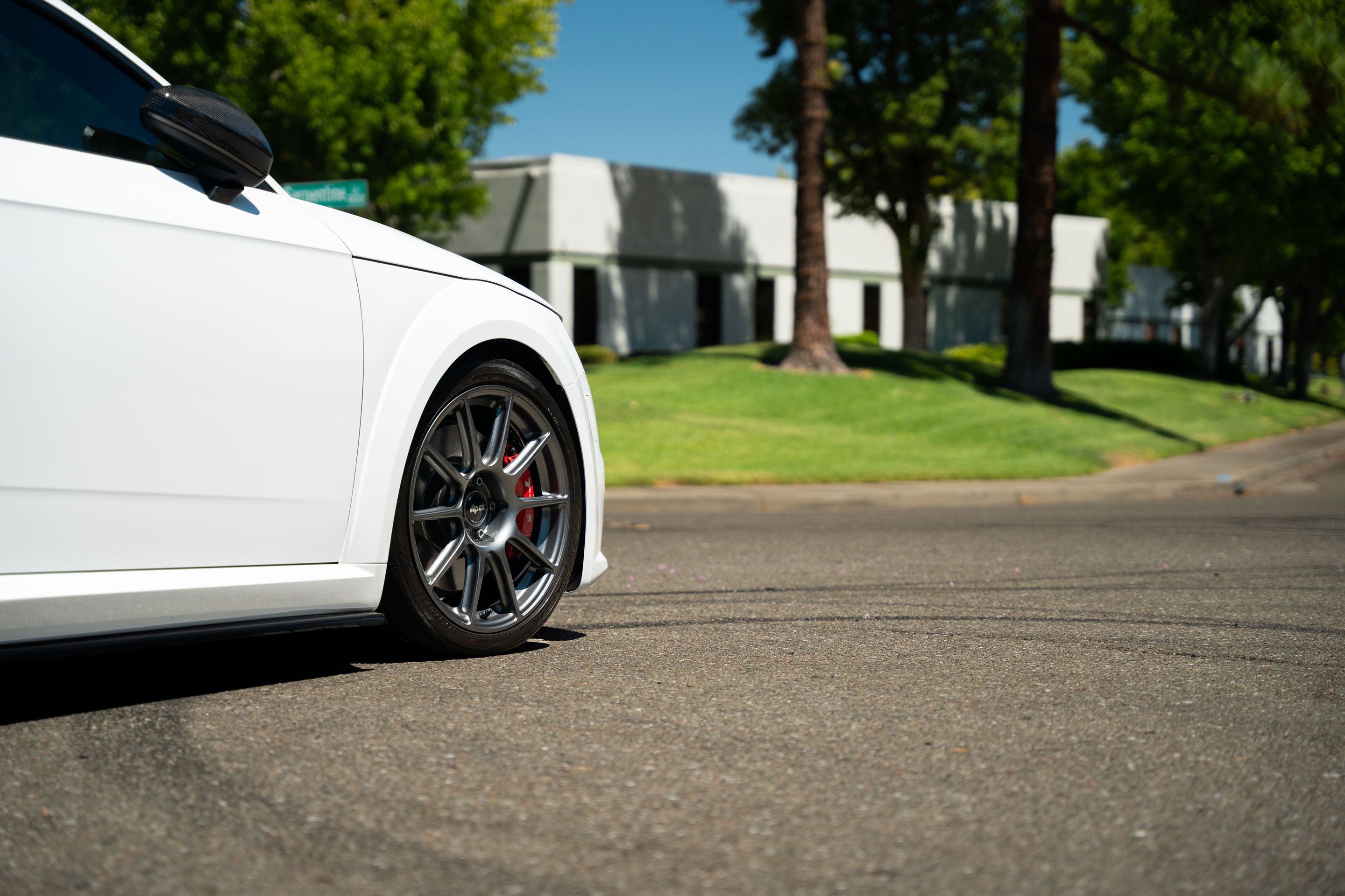 White Audi 8S TTS with 18" SM-10 Apex wheels in Anthracite