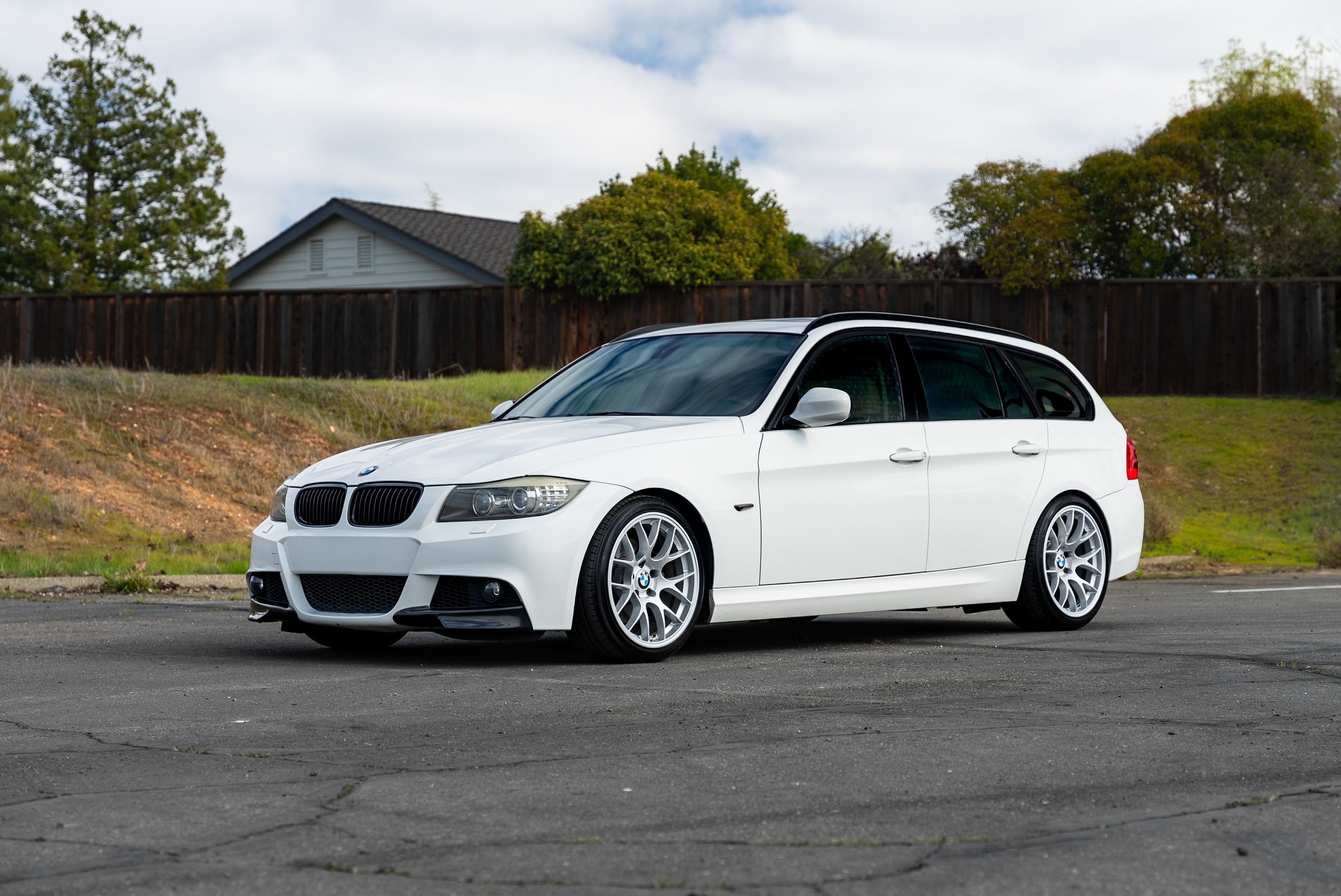 White BMW E91 LCI Wagon 3 Series with 18" EC-7 Apex wheels in Race Silver