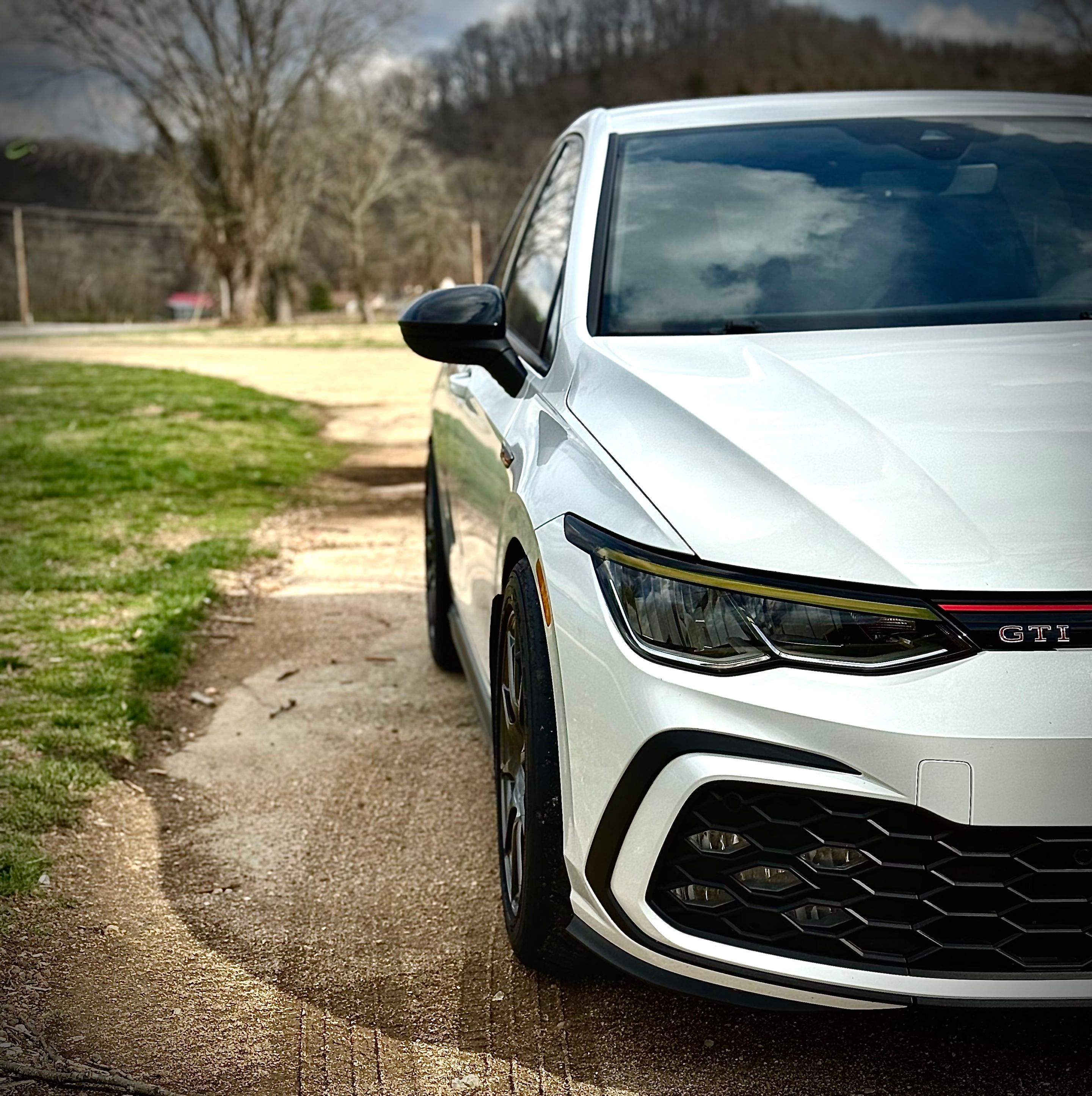 White VW MK8 GTI with 17" SM-10 Apex wheels in Anthracite