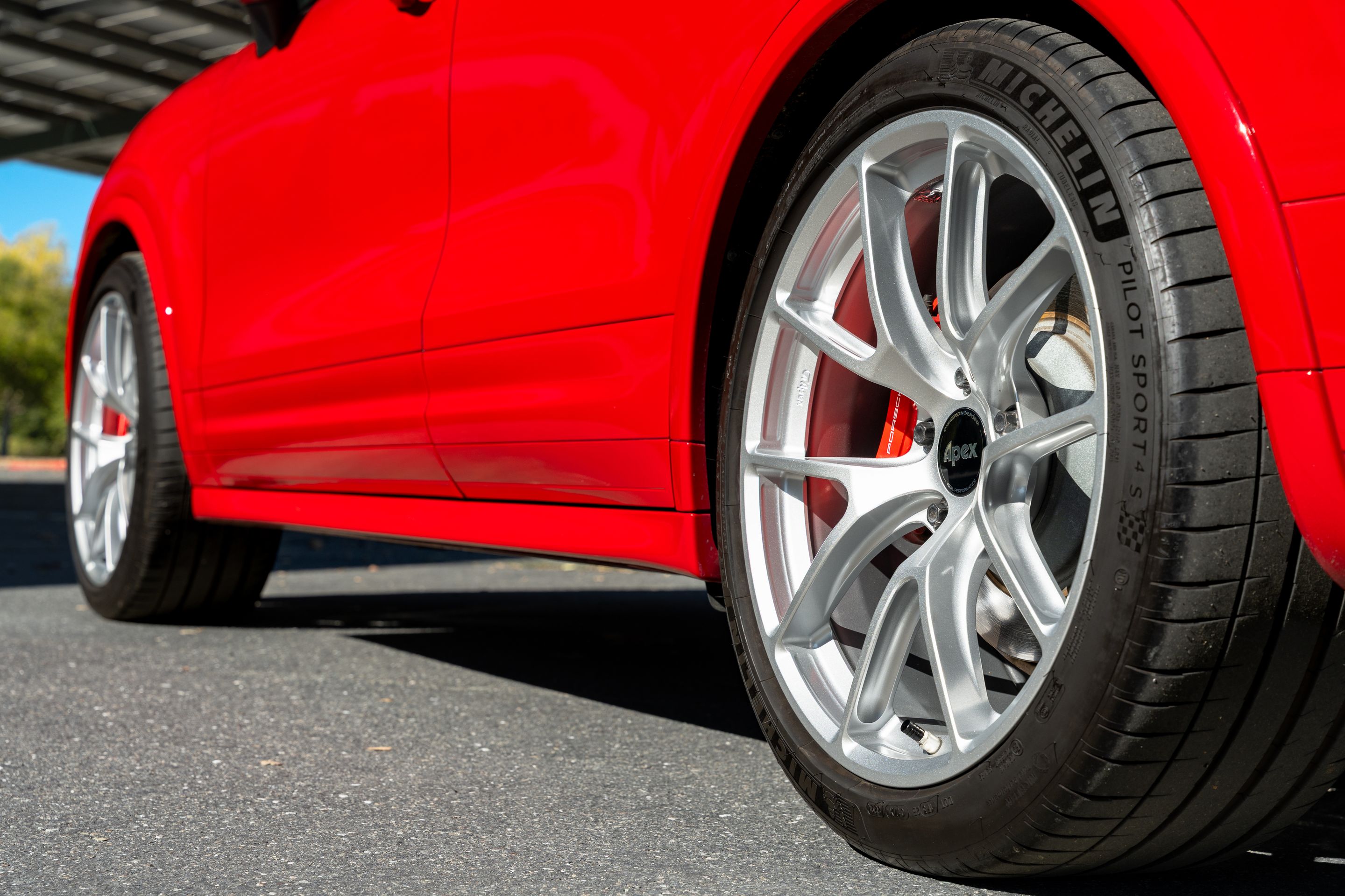 Red Porsche 958 Cayenne with 21" VS-5RX Apex wheels in Race Silver